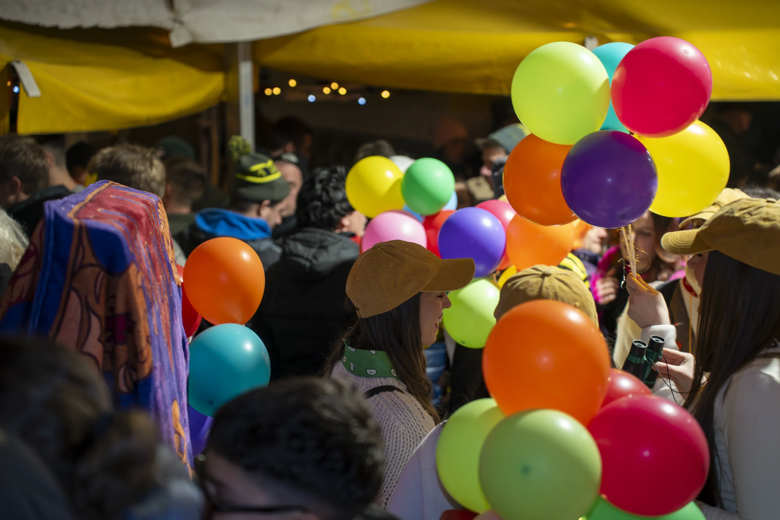 Palloncini colorati sopra la folla, sotto il tendone