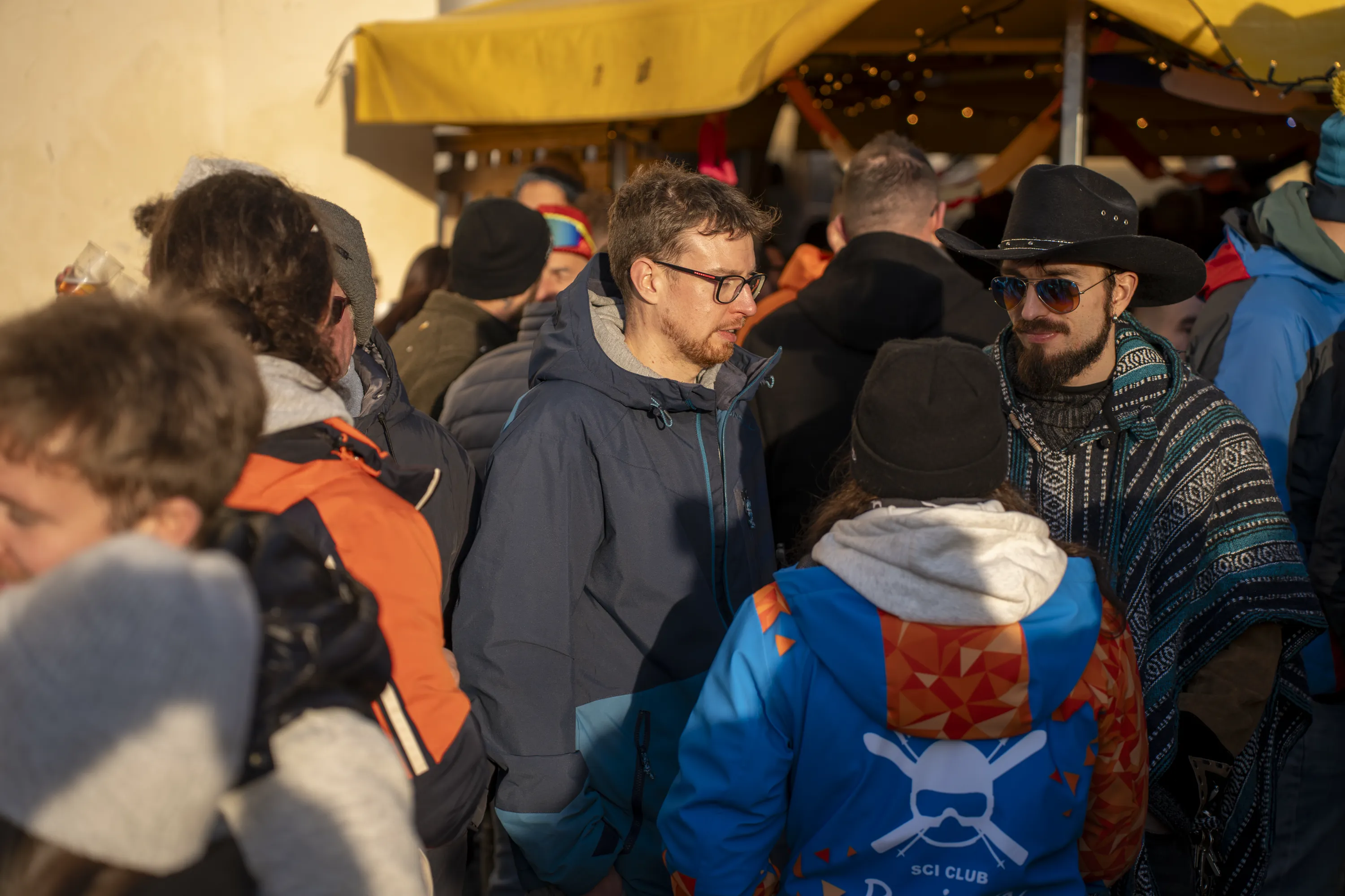La via stretta del paese piena di gente in maschera