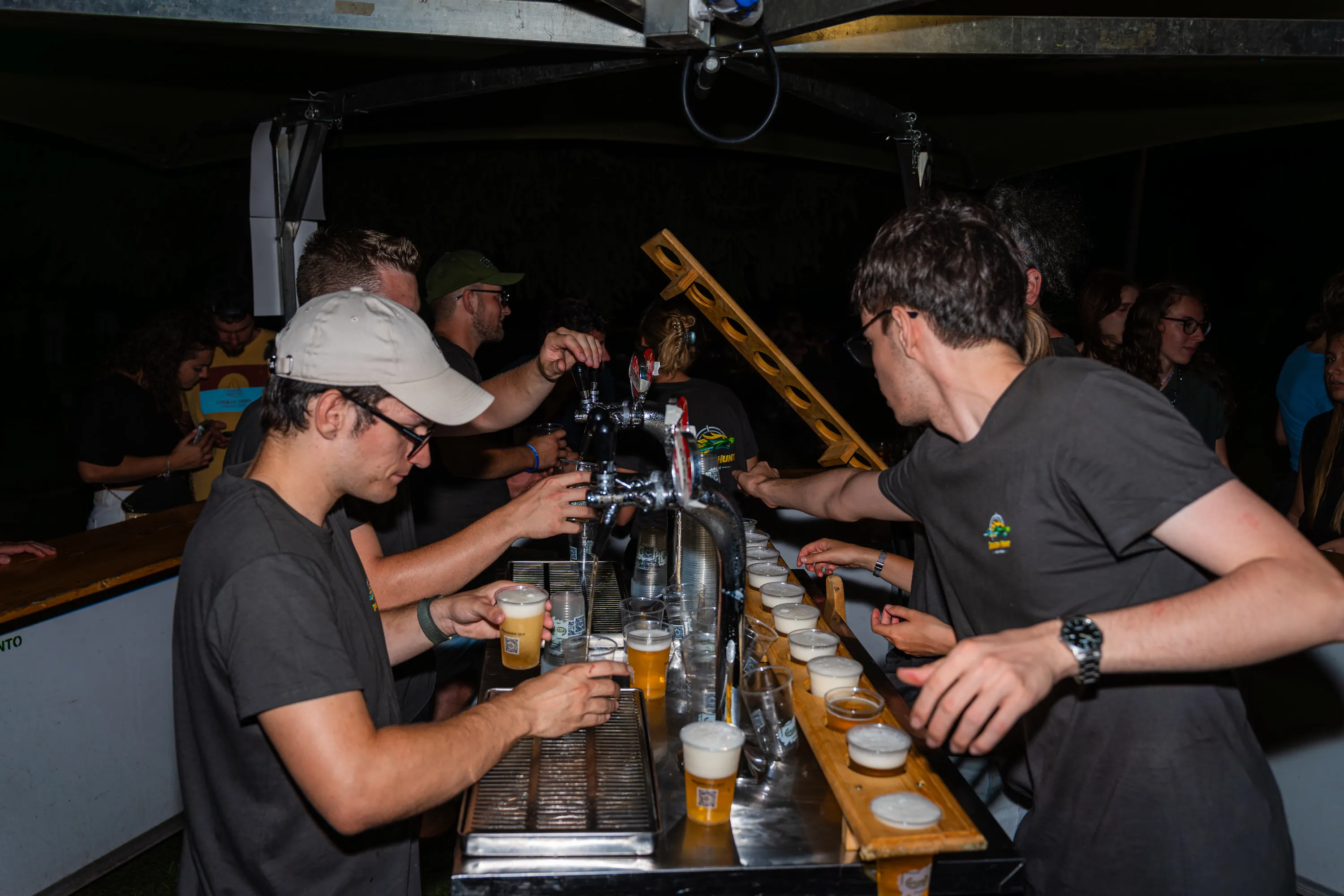 Il bancone della festa con i bicchieri di birra pronti