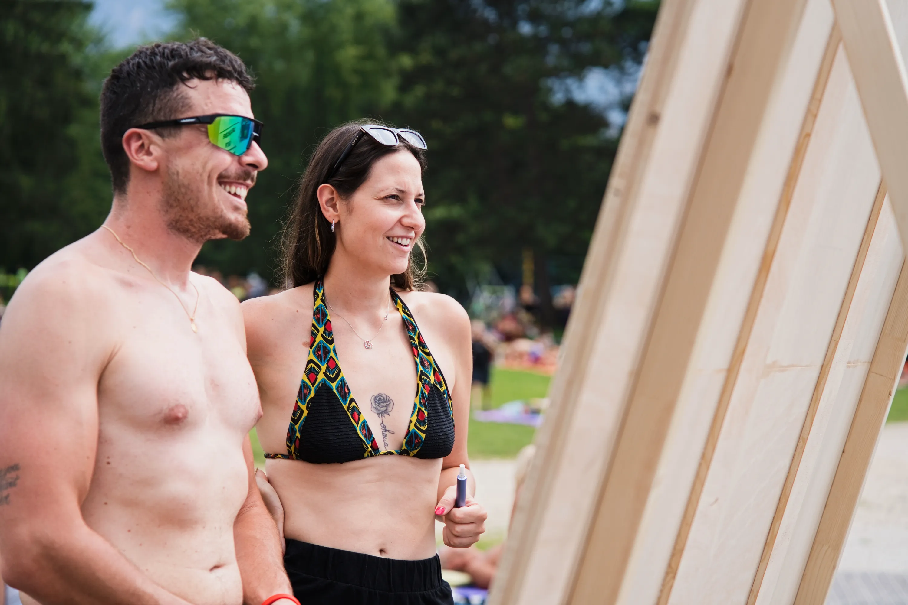 Due persone sorridono in riva al lago dopo la gara