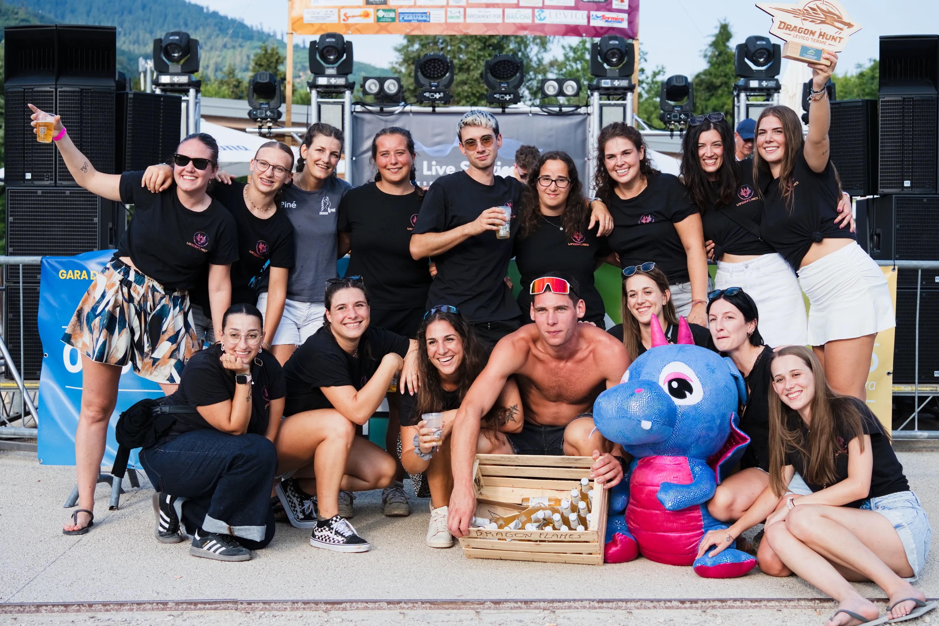 Il gruppo in posa davanti al palco a fine serata