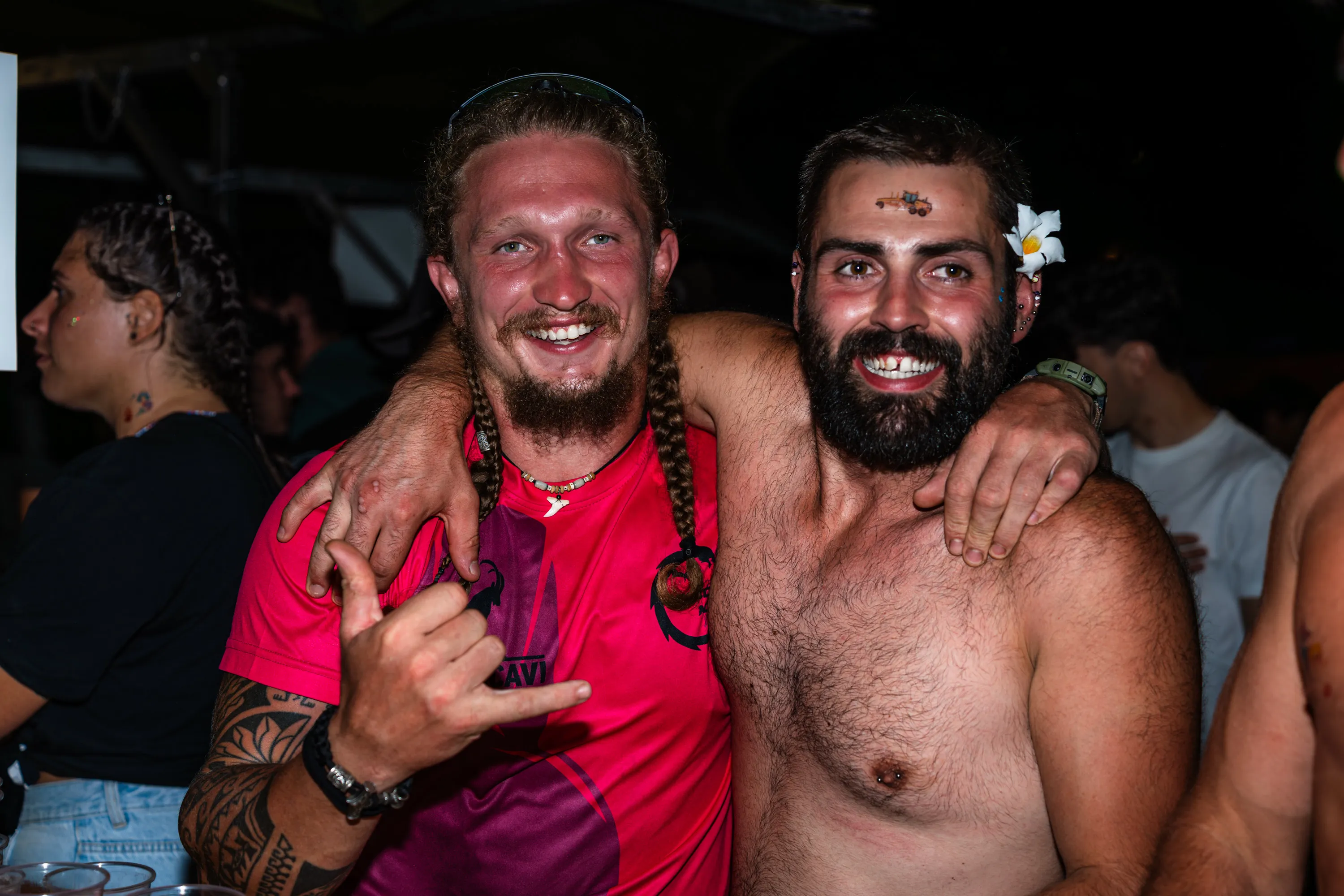 Due uomini sorridono nella notte della festa