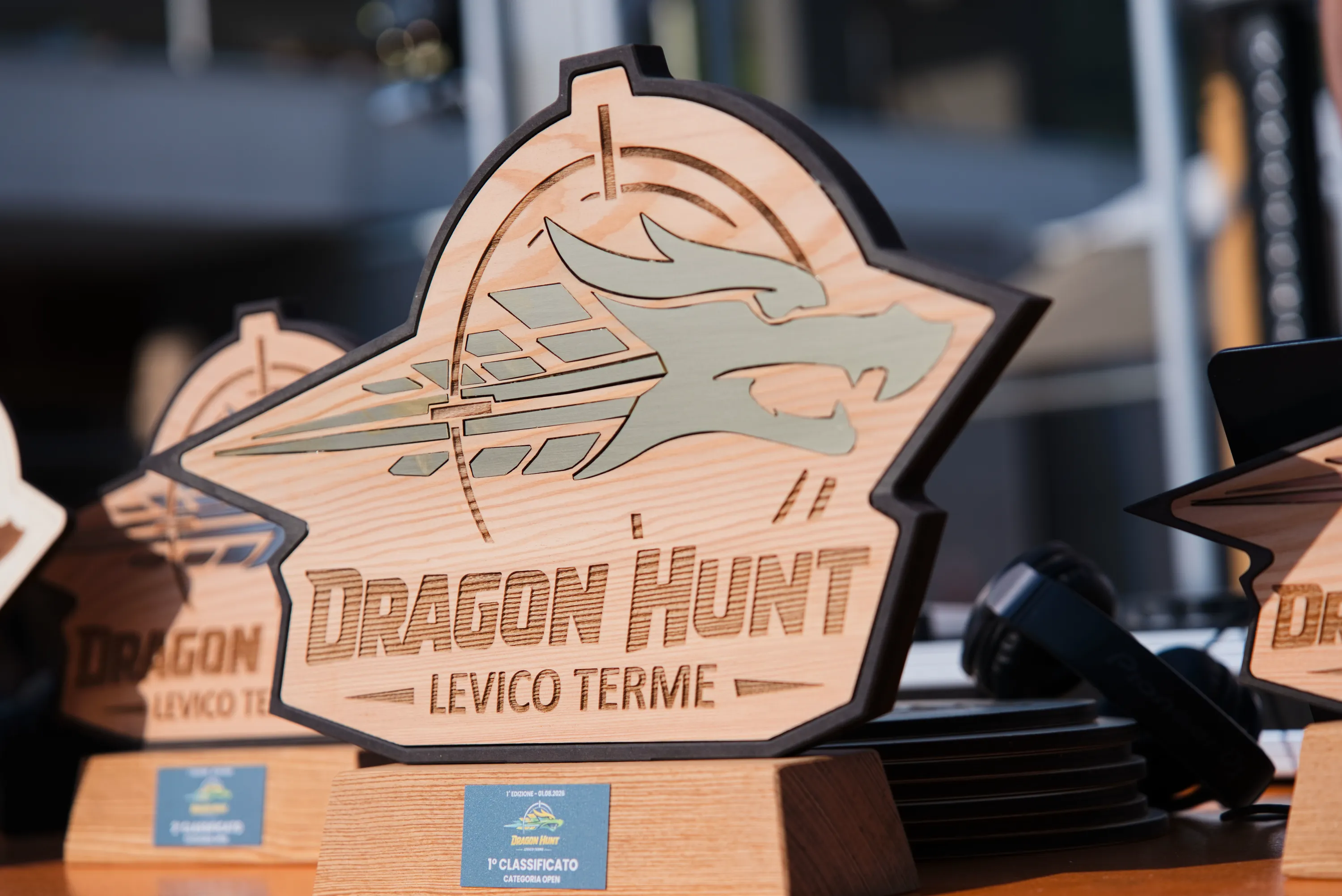 Il trofeo di legno del Dragon Hunt, con inciso «Levico Terme»