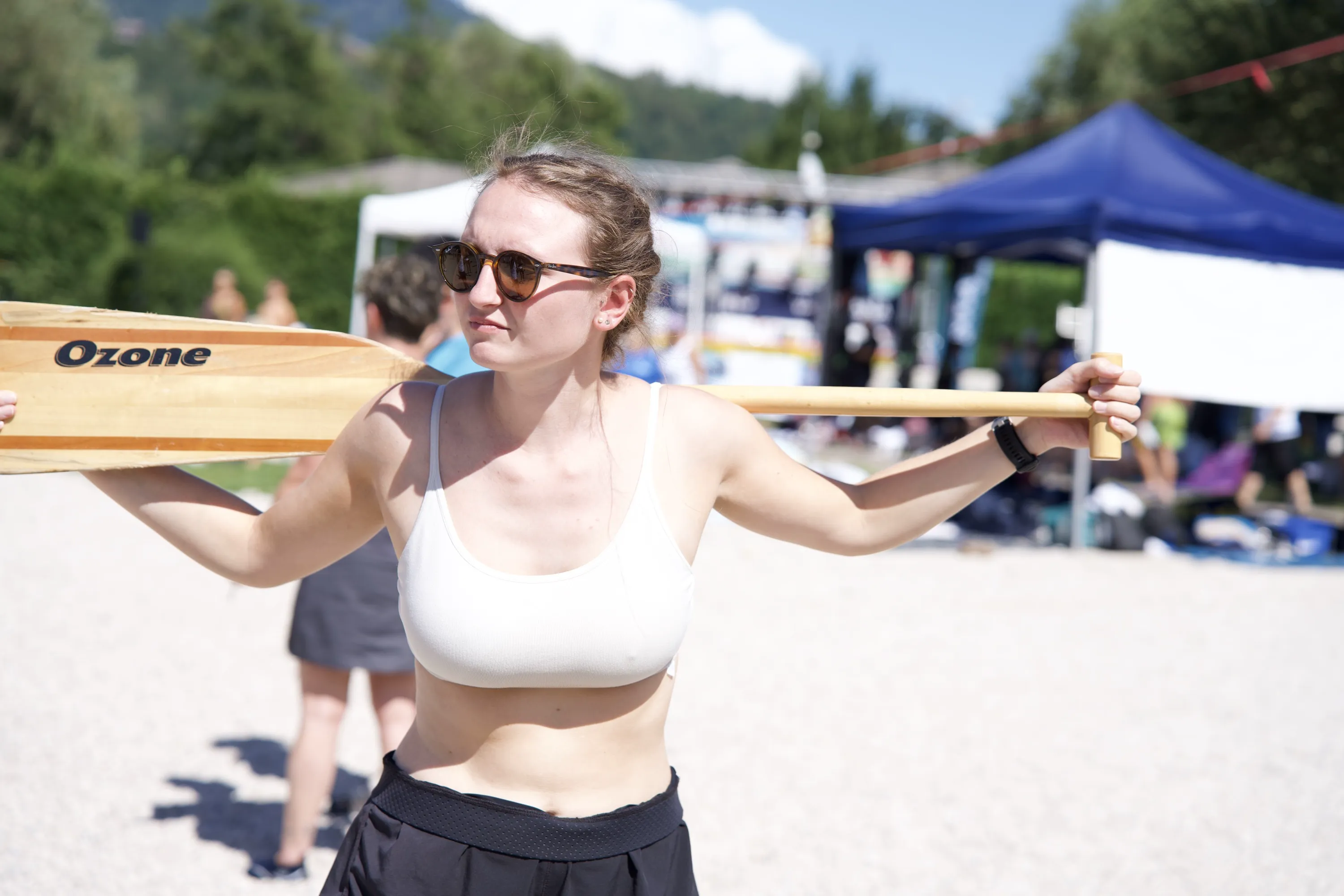 Un'atleta con la pagaia appoggiata alla spalla