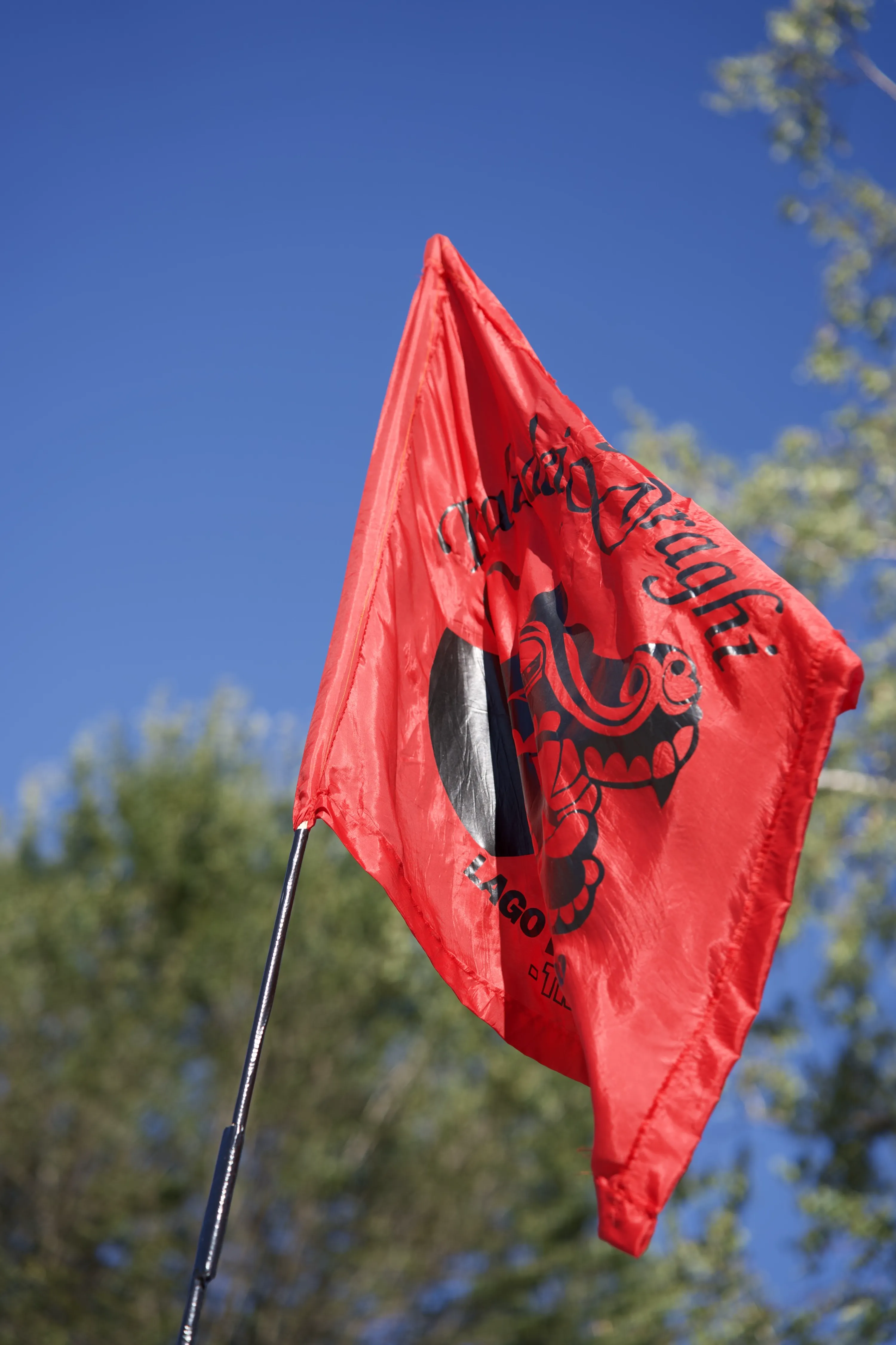 La bandiera rossa di una squadra sventola sulla spiaggia