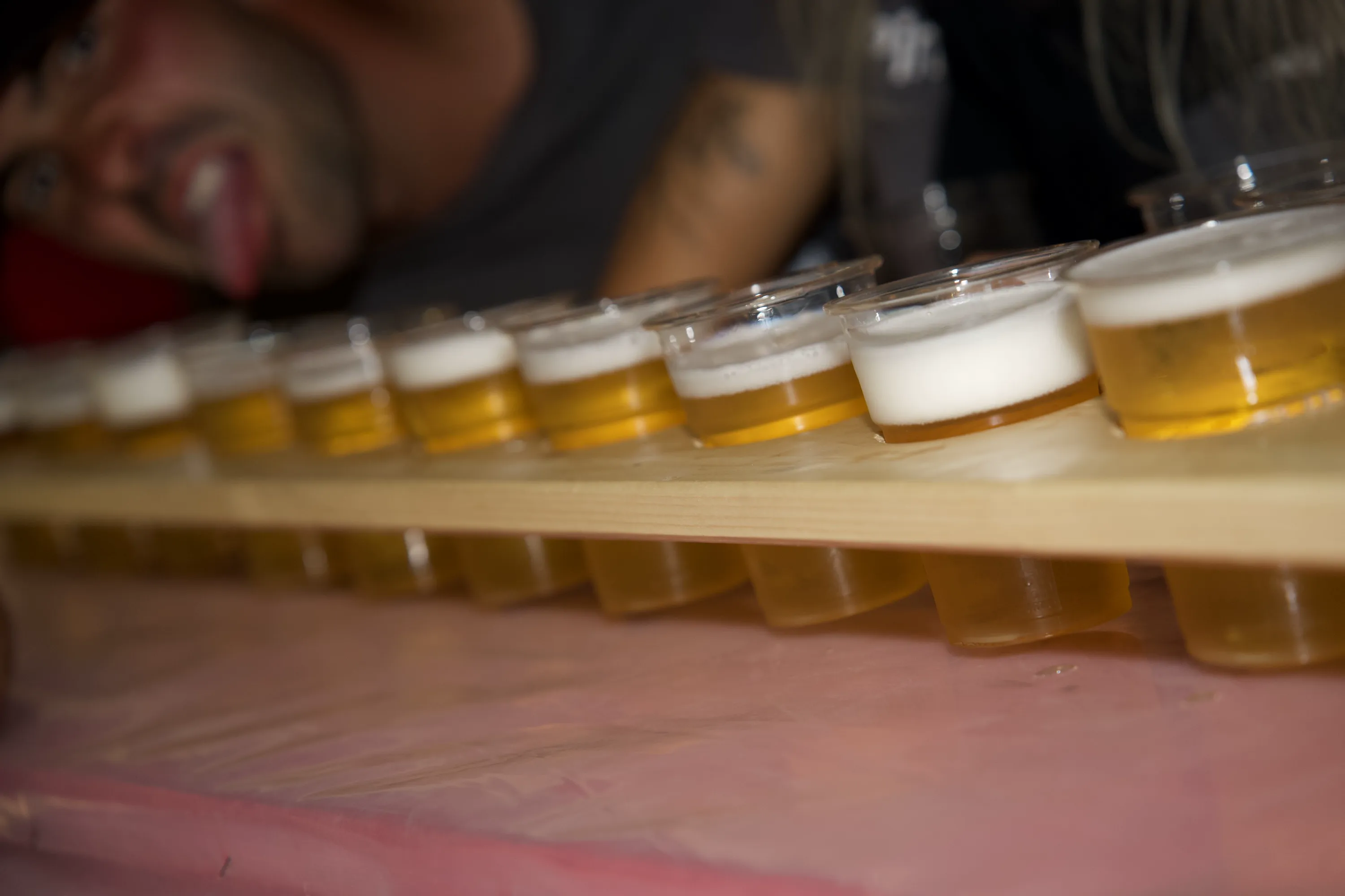 I bicchieri di birra allineati sul bancone della festa