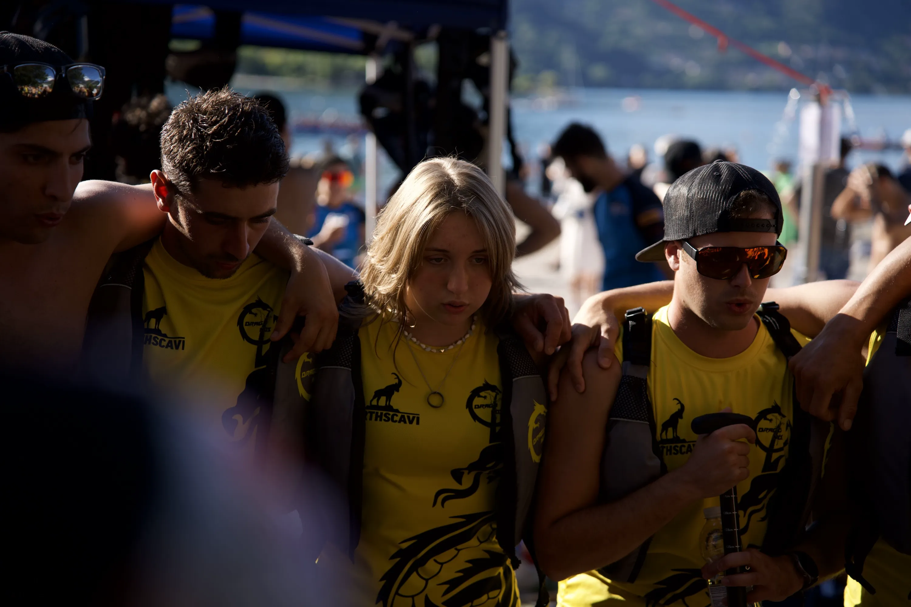 Una squadra in maglia gialla e nera riunita prima della gara