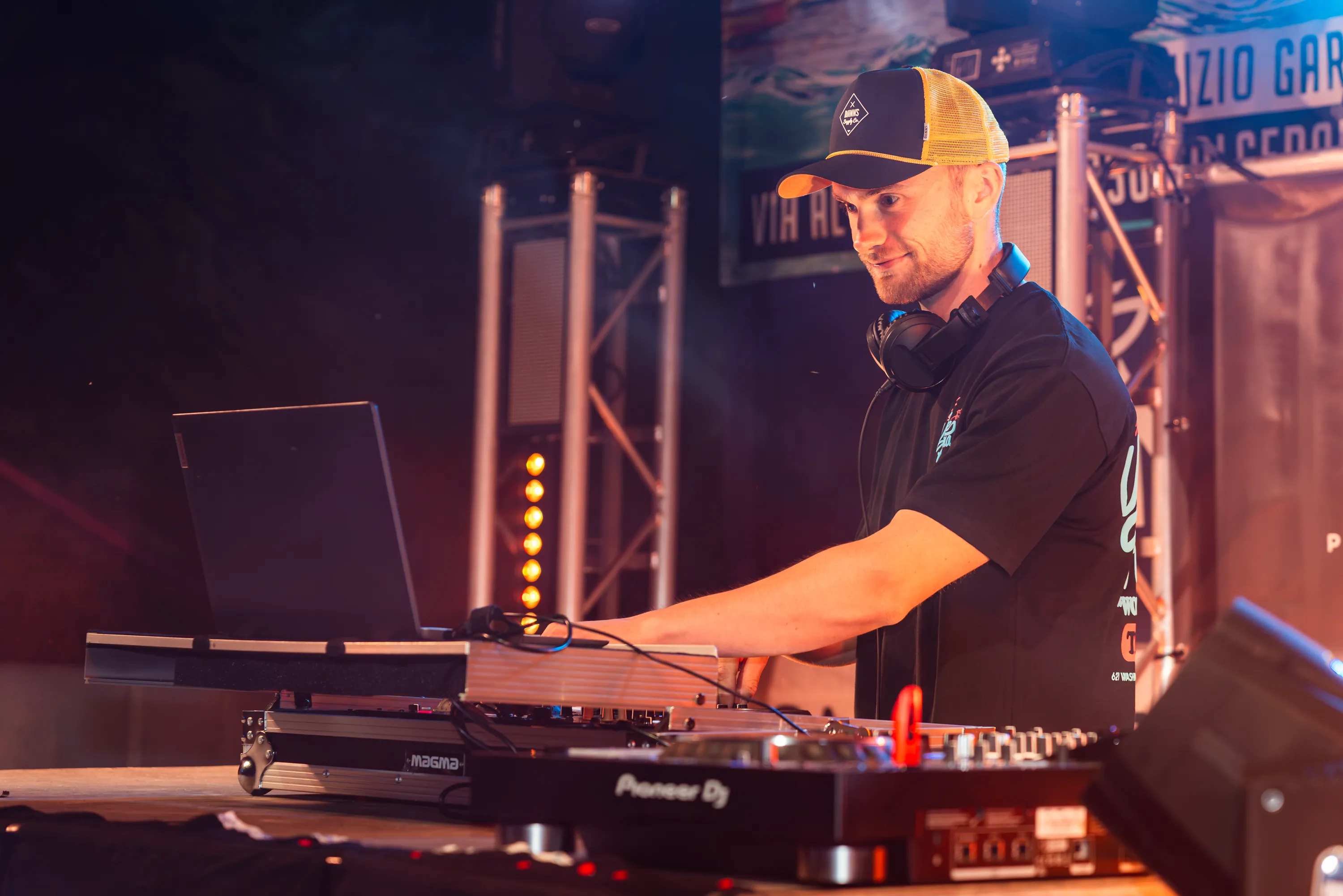 Il dj alla consolle durante la festa serale