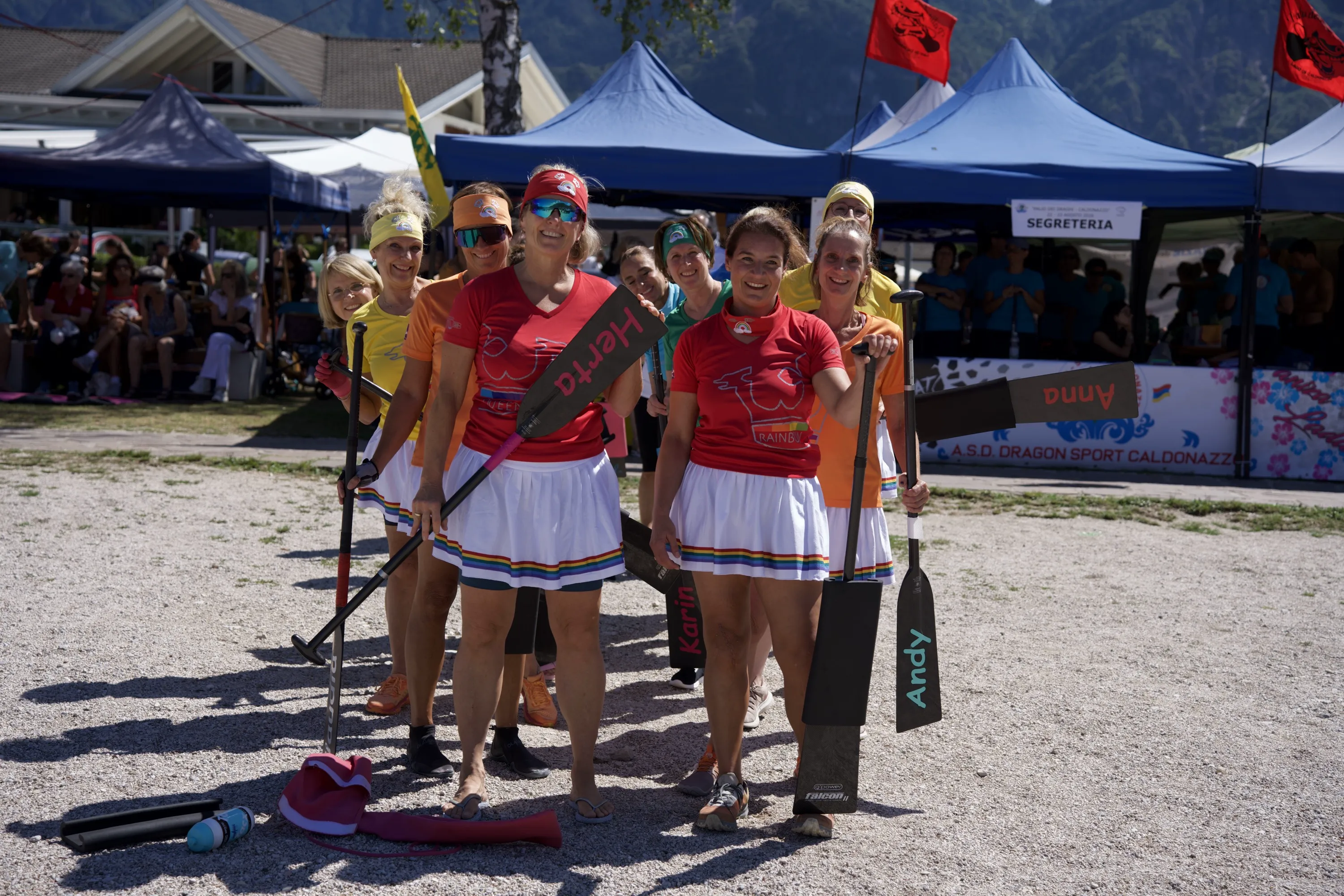 Due atlete con la pagaia in mano prima di scendere in acqua