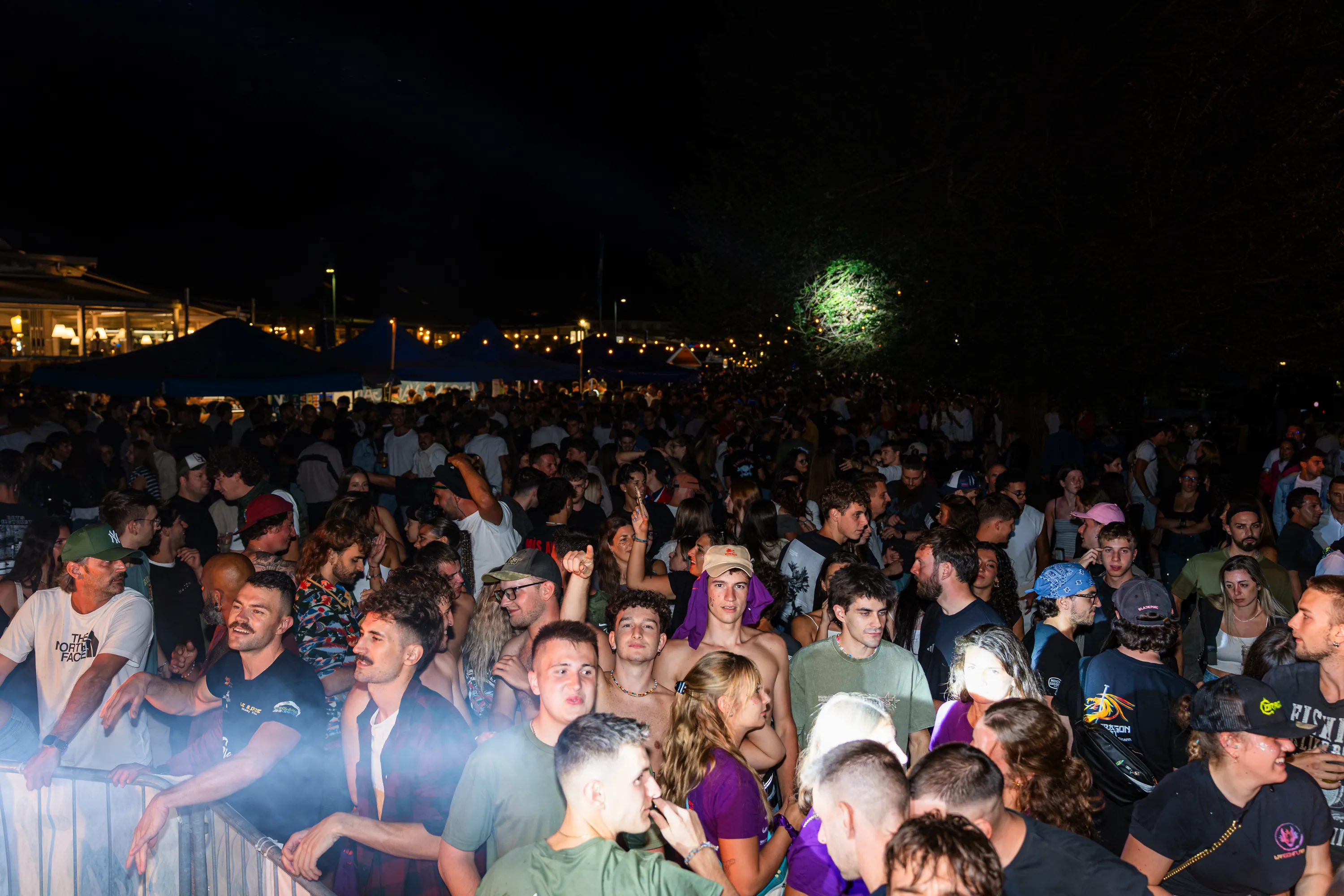 Il pubblico della festa notturna sulla spiaggia