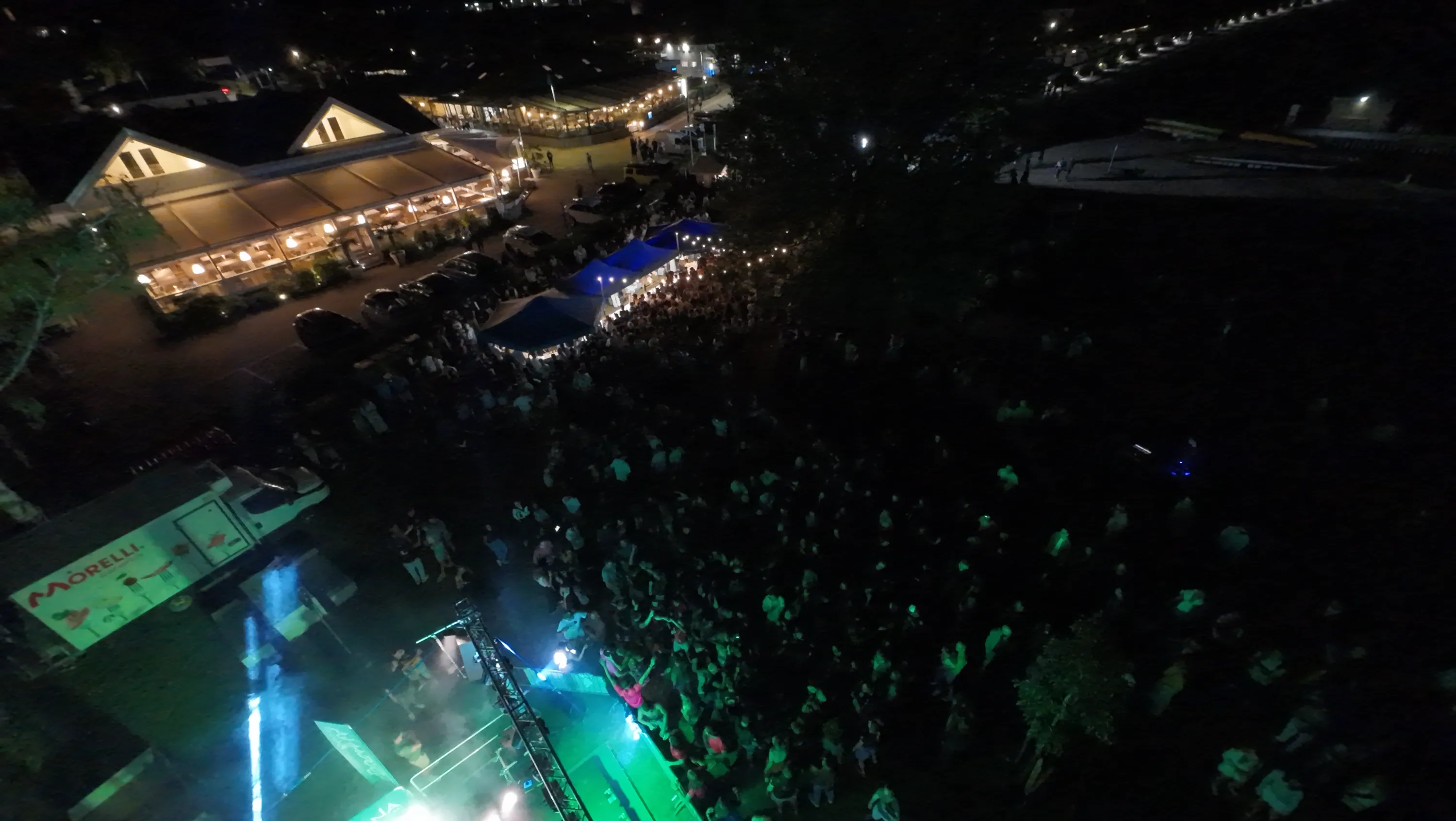 La festa serale sulla spiaggia vista dall'alto, con le luci accese
