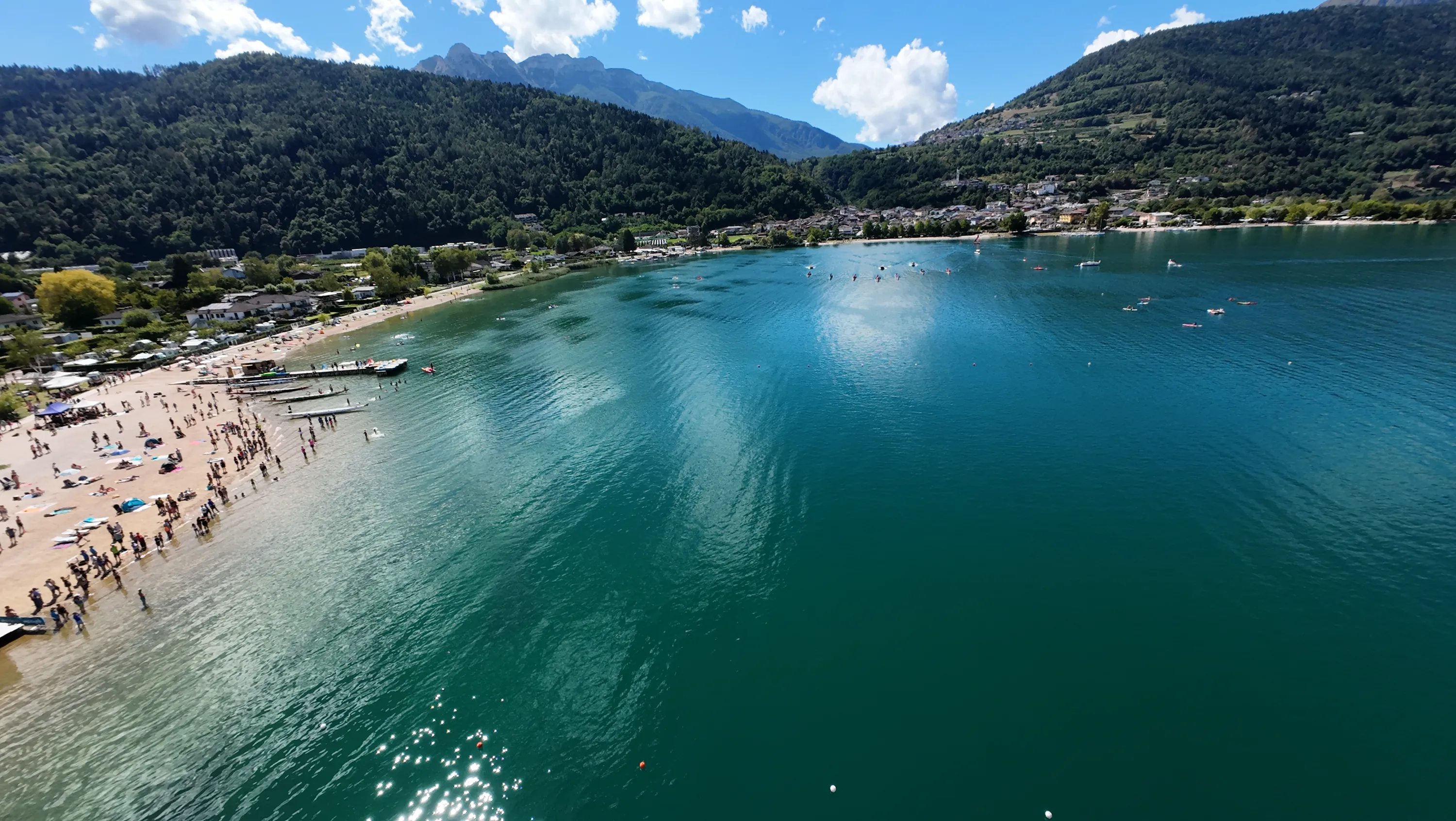 La spiaggia di Caldonazzo vista dall'alto, con il lago e le montagne
