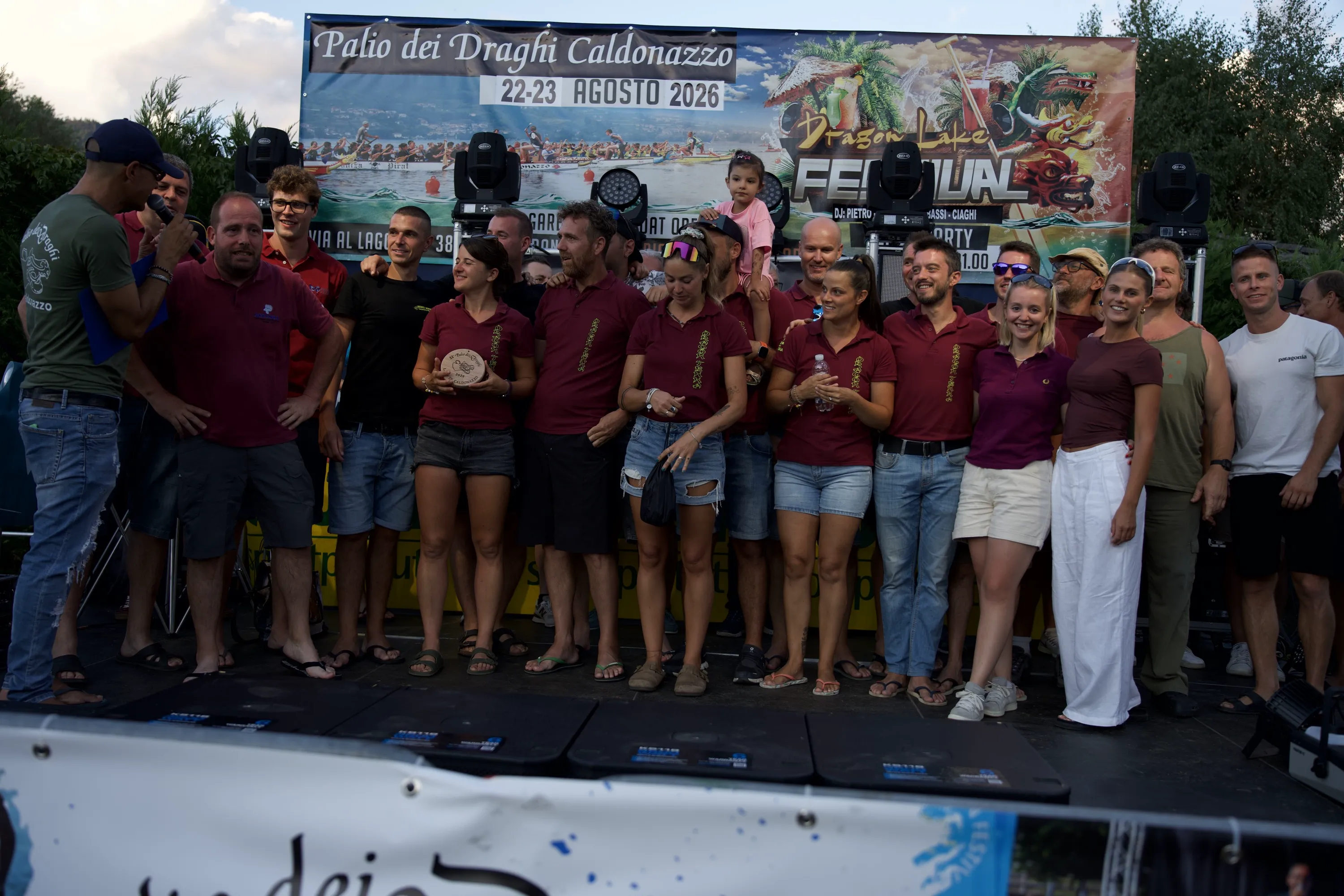 Una squadra al completo sul palco delle premiazioni