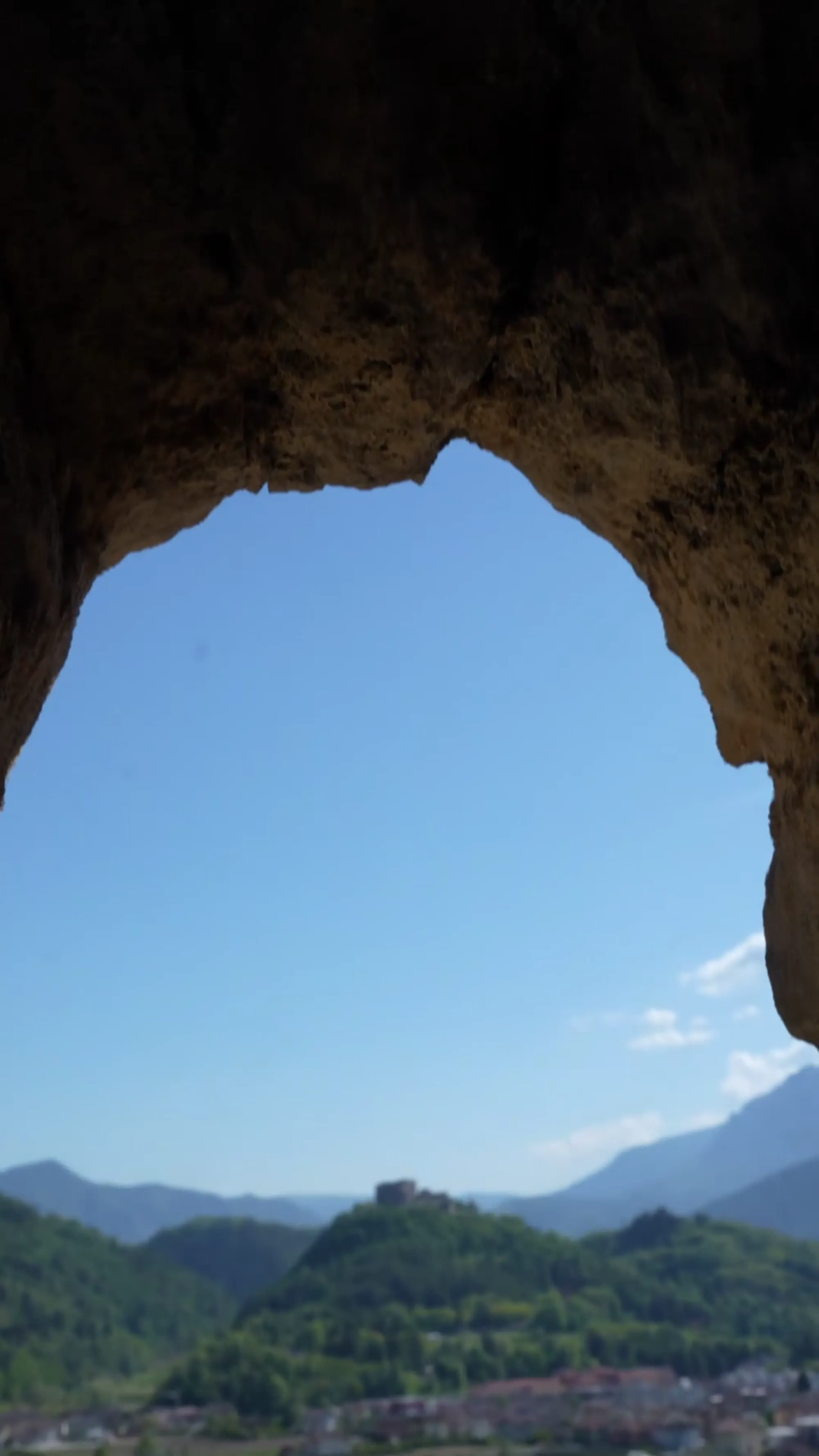 L'arco della cella campanaria aperto sul cielo