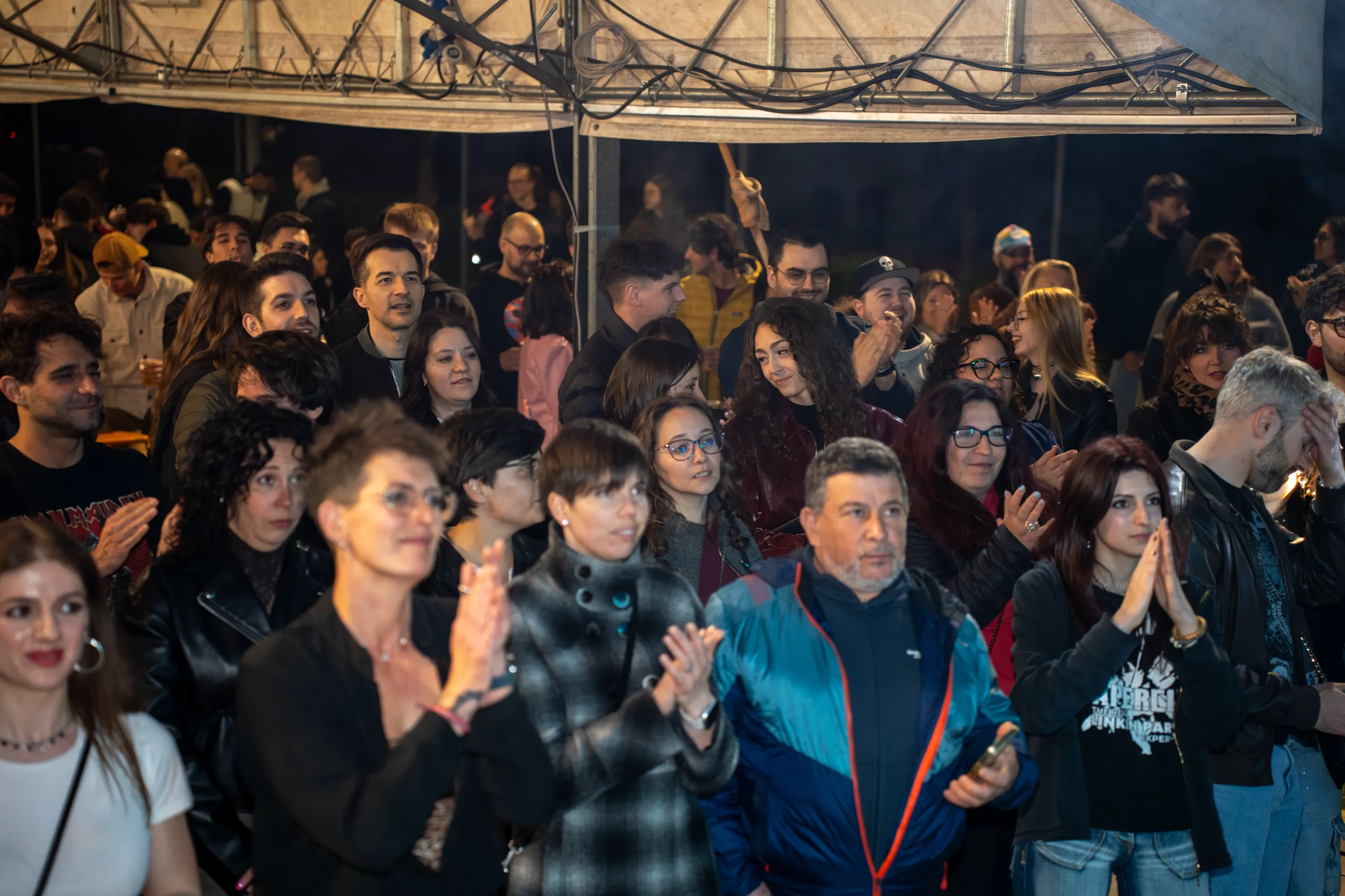 La folla sotto il tendone che applaude verso il palco