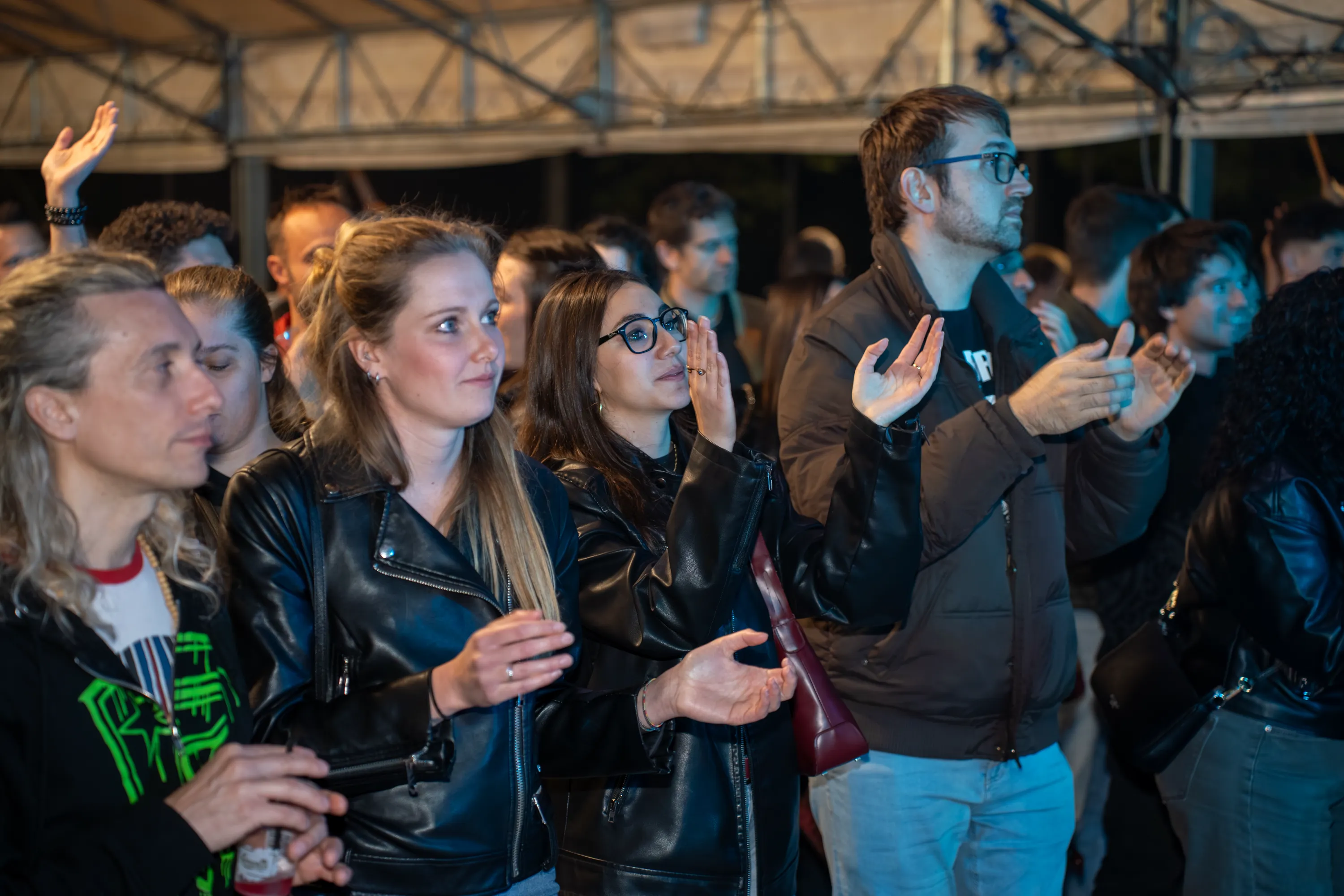 Due ragazze applaudono in mezzo al pubblico
