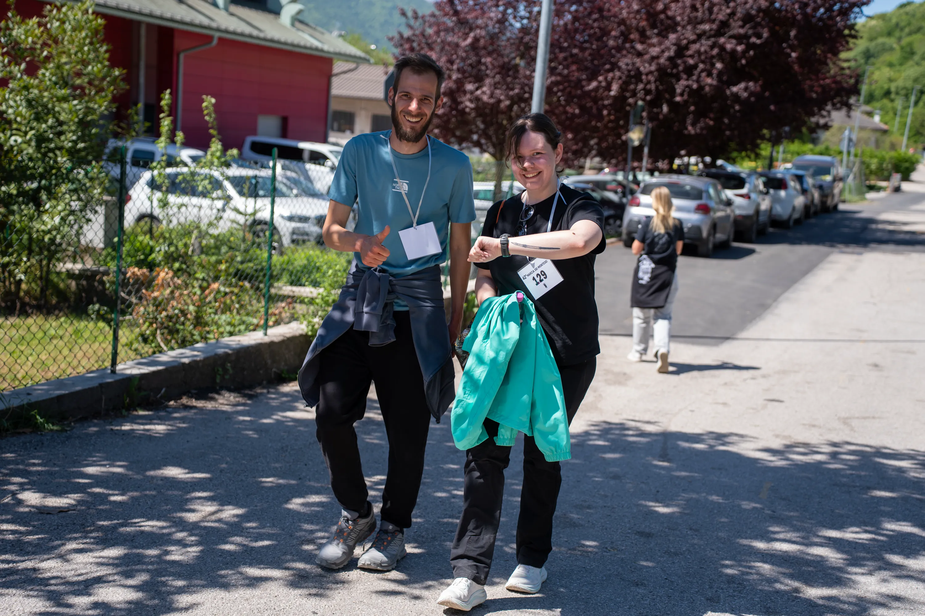 Un partecipante alla marcia alza le braccia arrivando