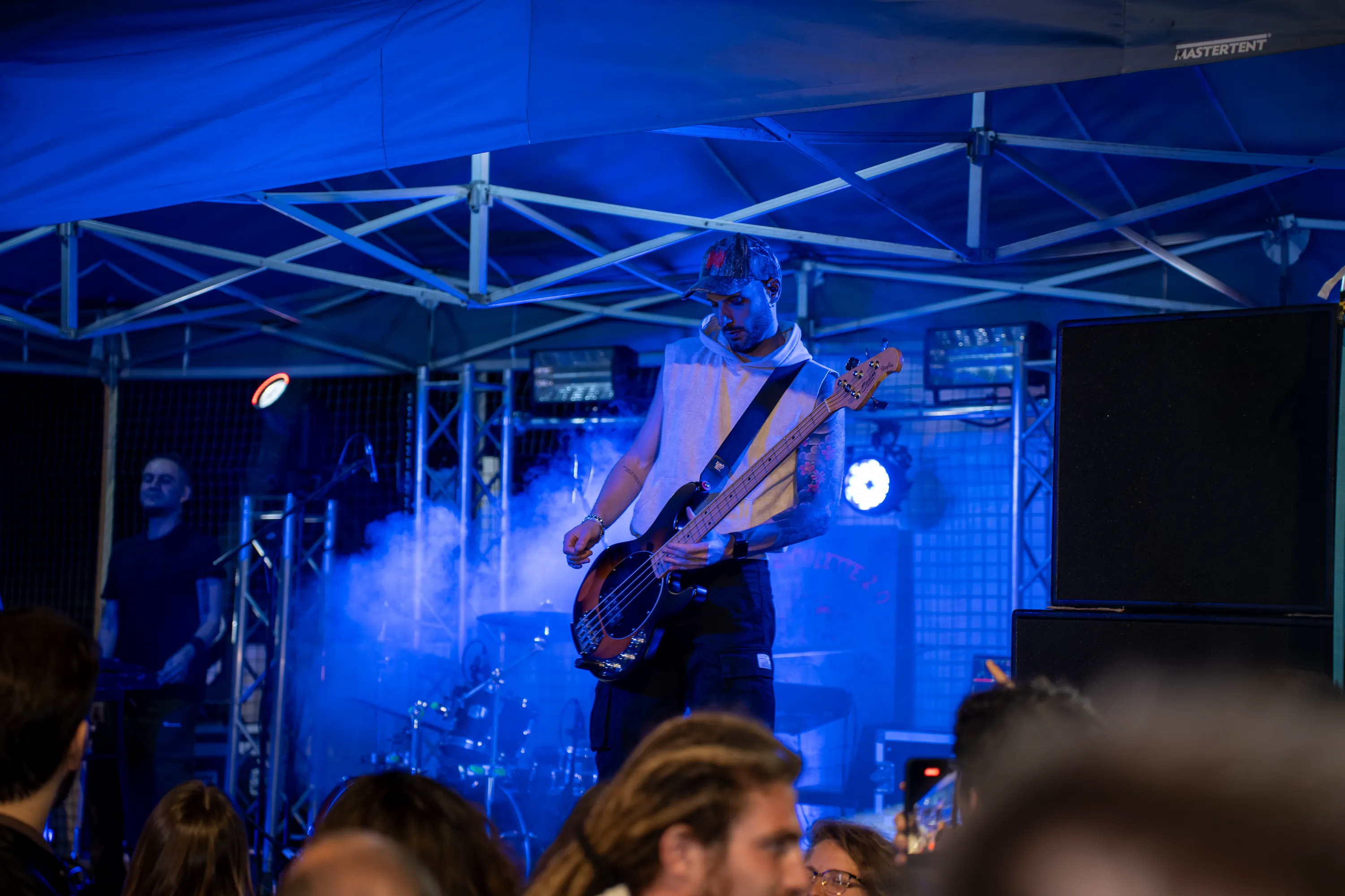 Il bassista della band nella luce blu del palco