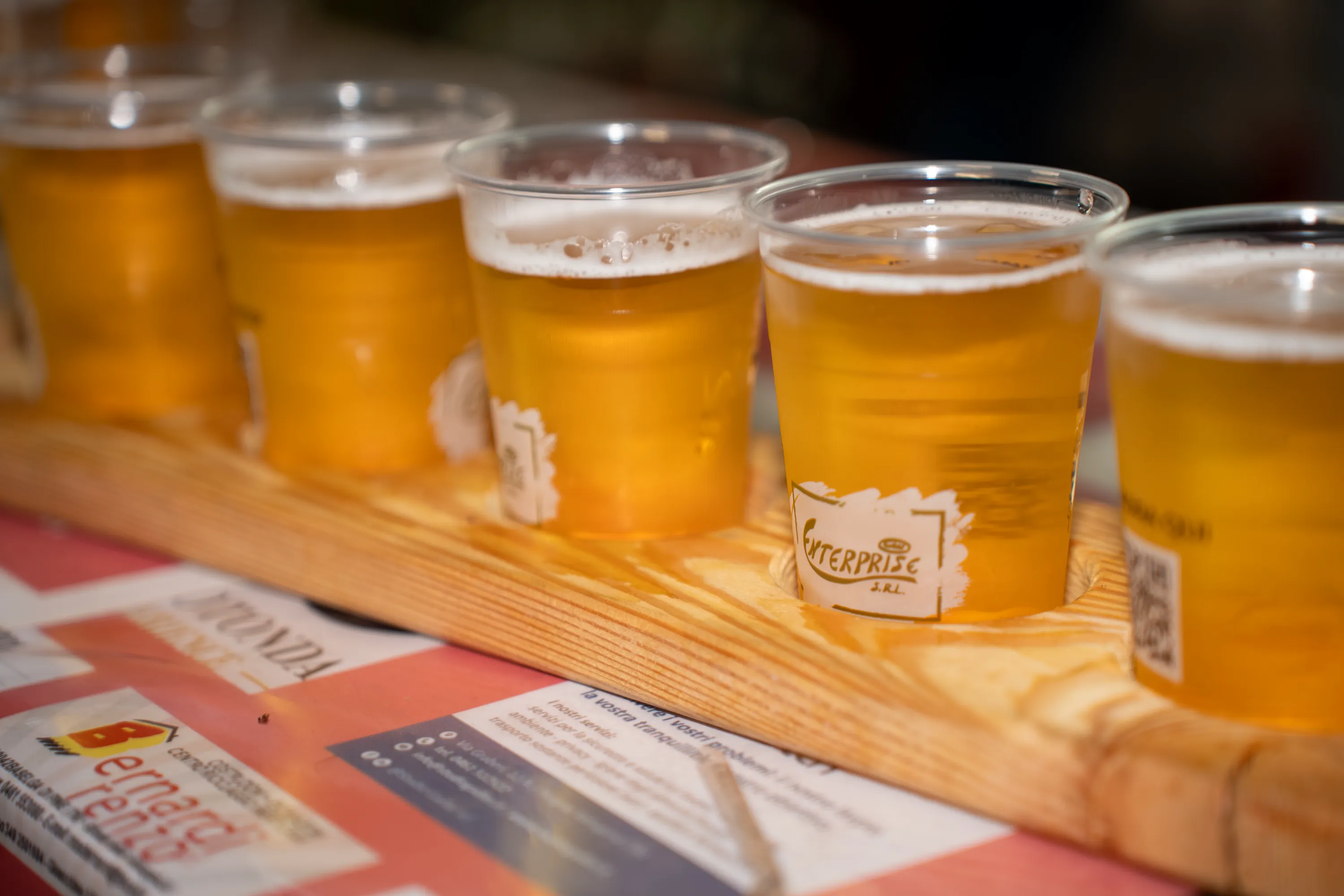 Un vassoio di legno con i bicchieri di birra appena spillati