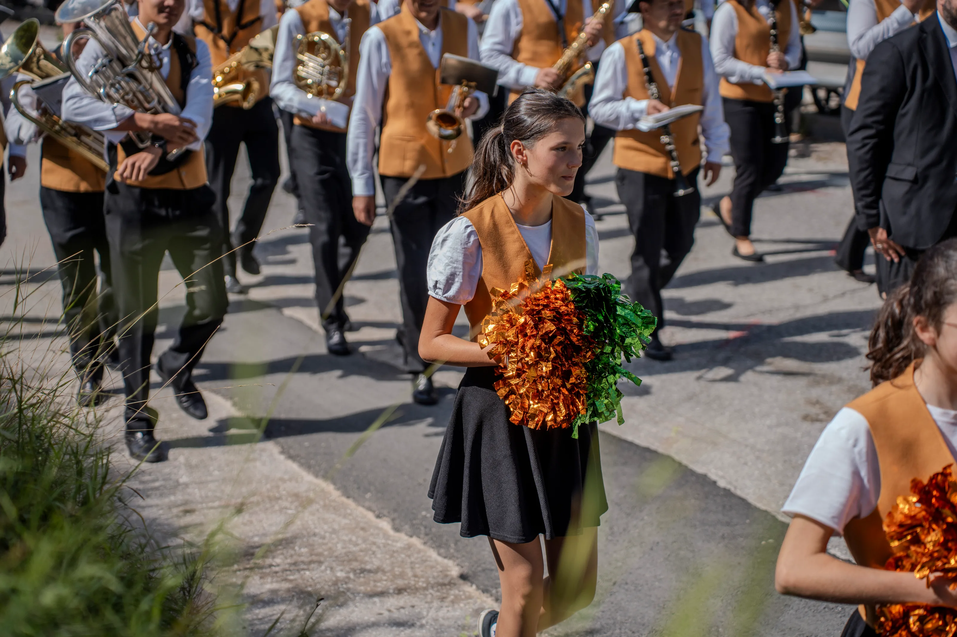 Musicisti della banda in marcia lungo la strada