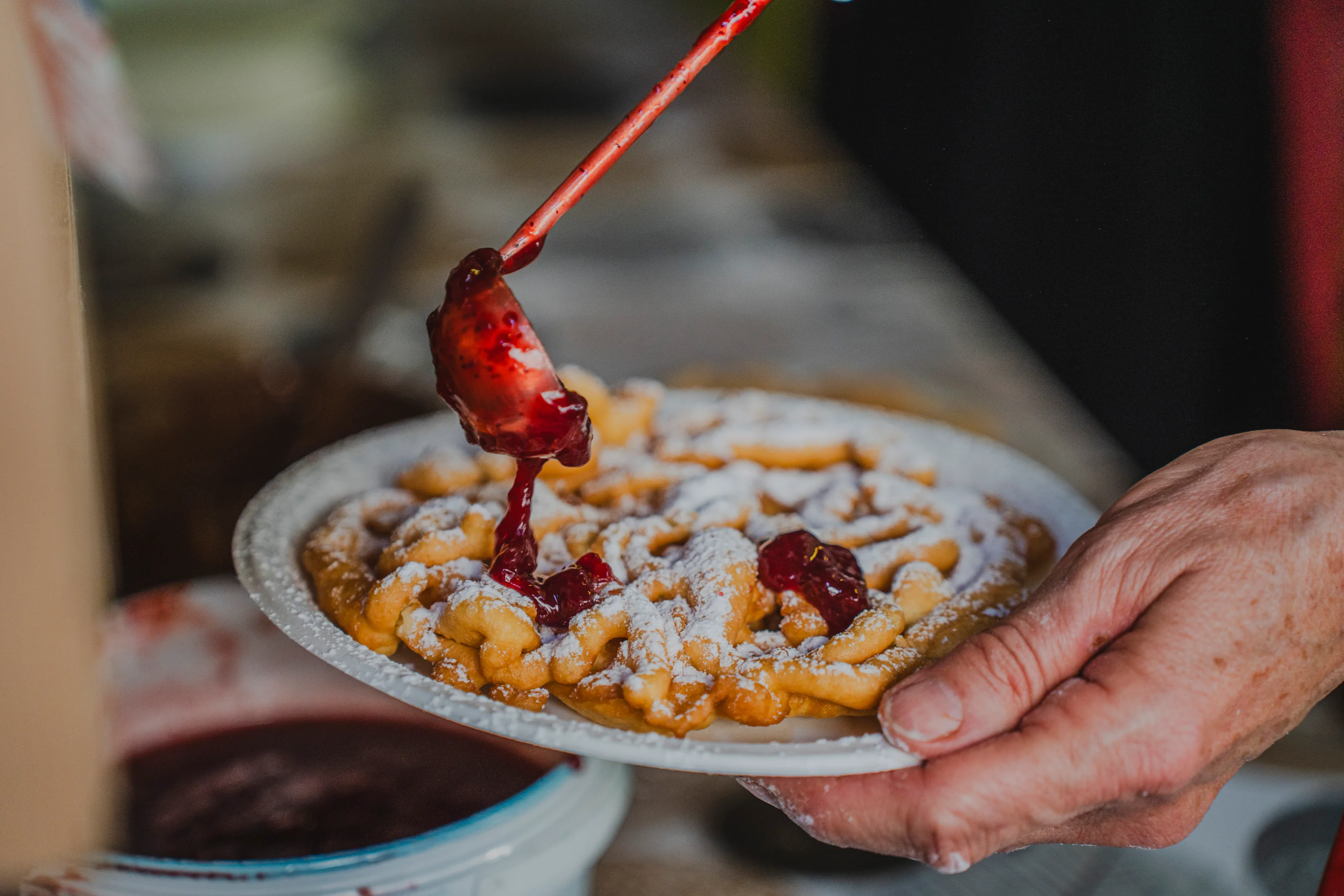 Un piatto di Strauben con marmellata di mirtilli