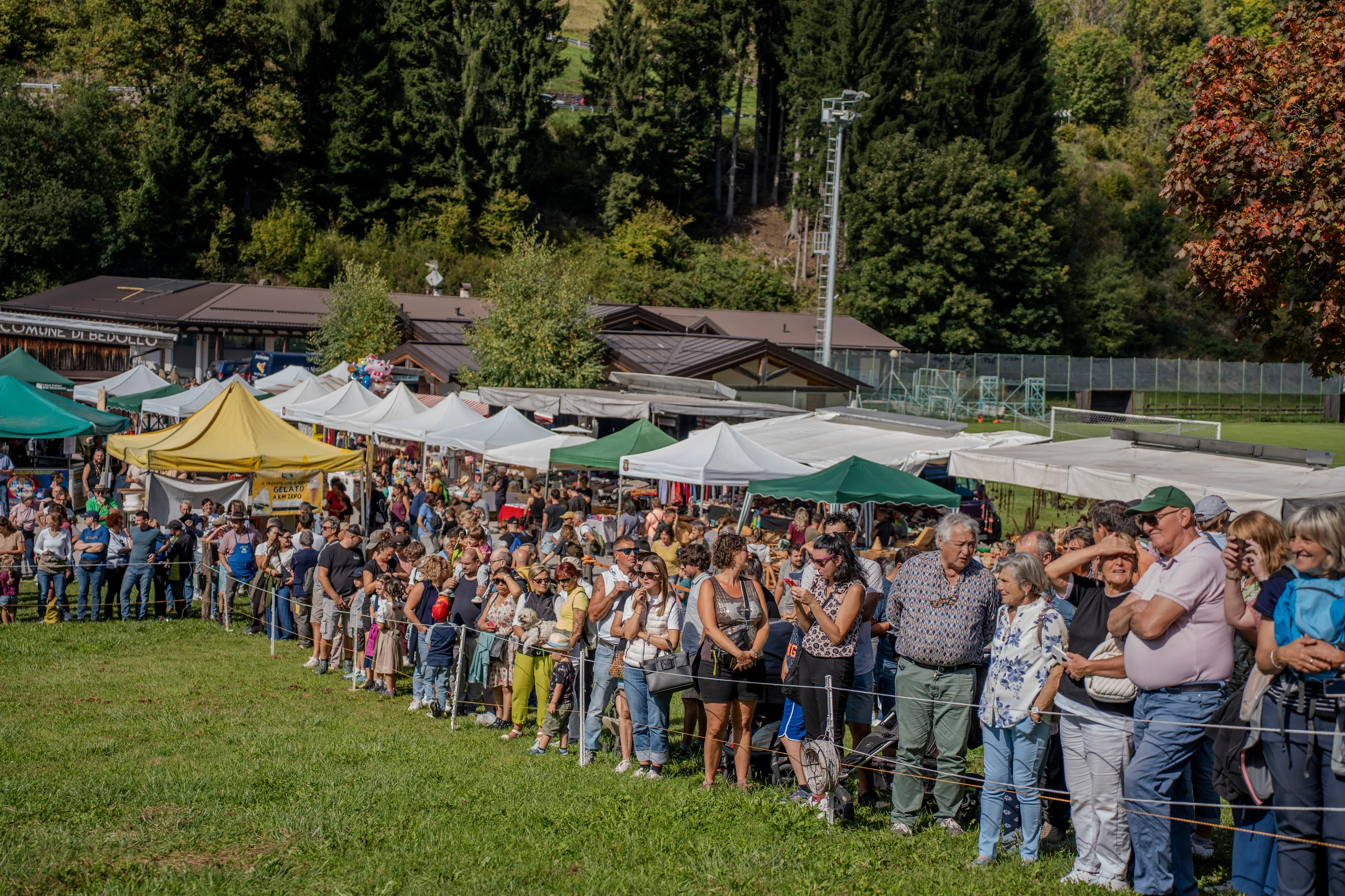 Il pubblico assiepato lungo le transenne guarda passare il corteo