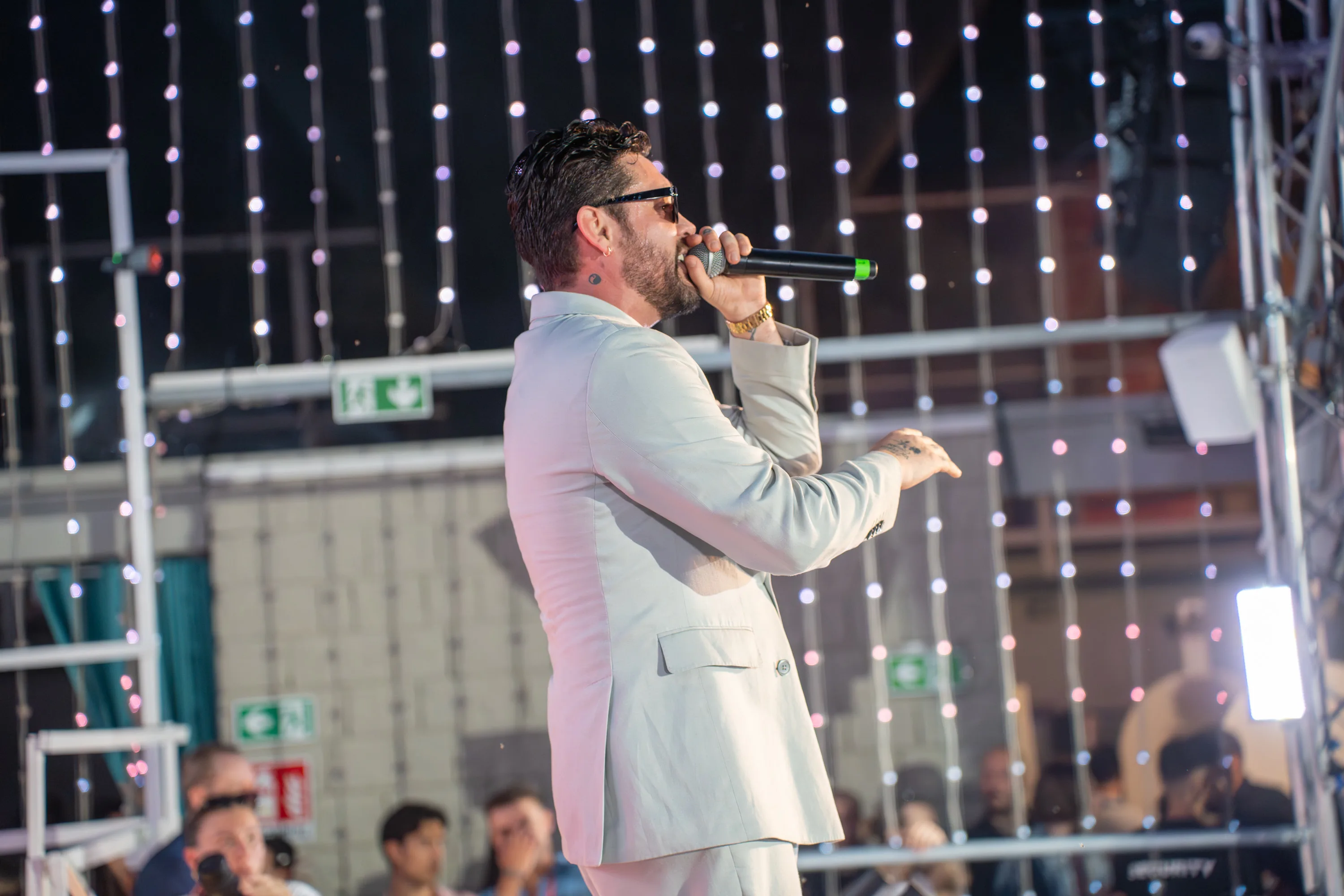 Y Santos al microfono davanti alle luci del palco