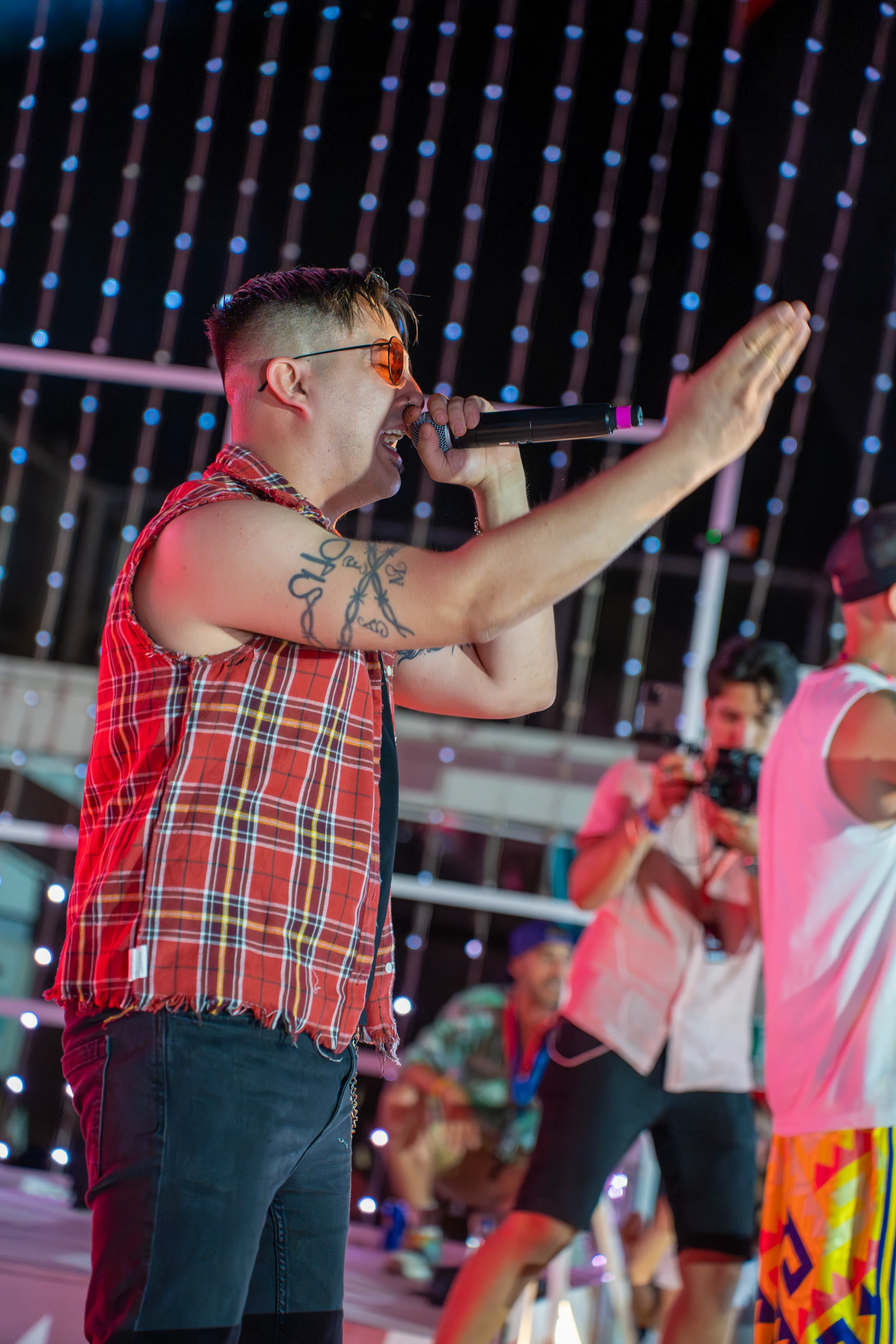 Shorty Shok sul palco con le braccia alzate verso il pubblico