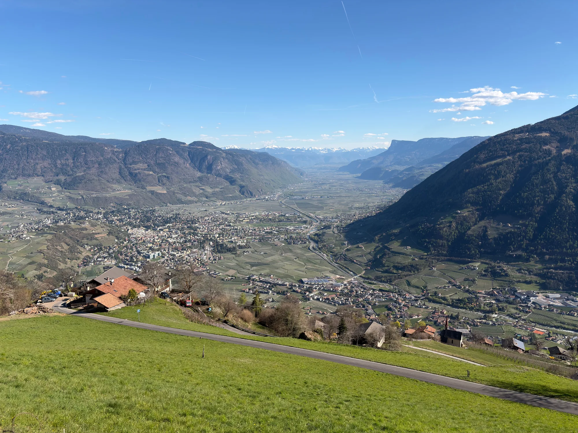 Veduta panoramica di una valle altoatesina con le montagne e un paese