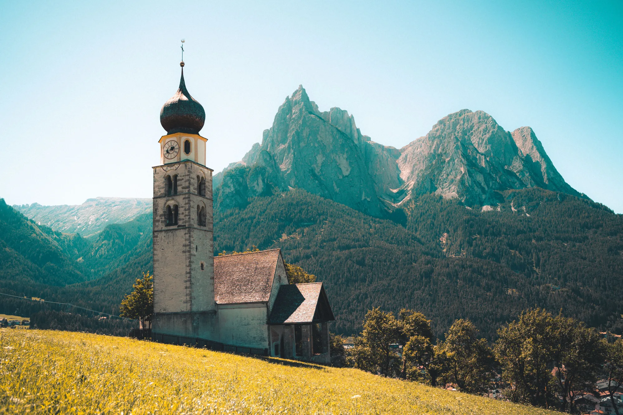 Una chiesa accanto alle montagne, in Alto Adige