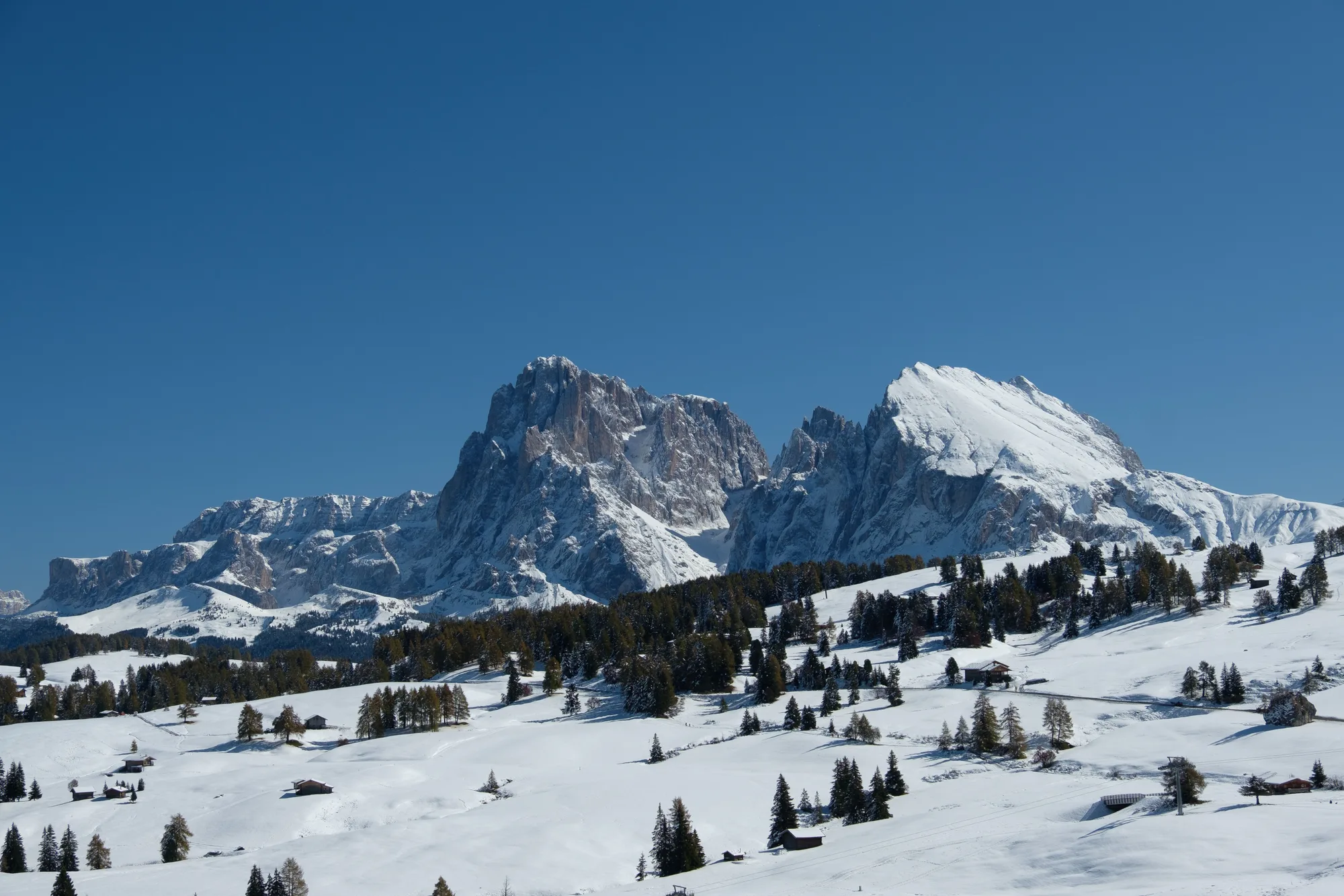 Le Dolomiti innevate sotto il cielo azzurro, in Alto Adige