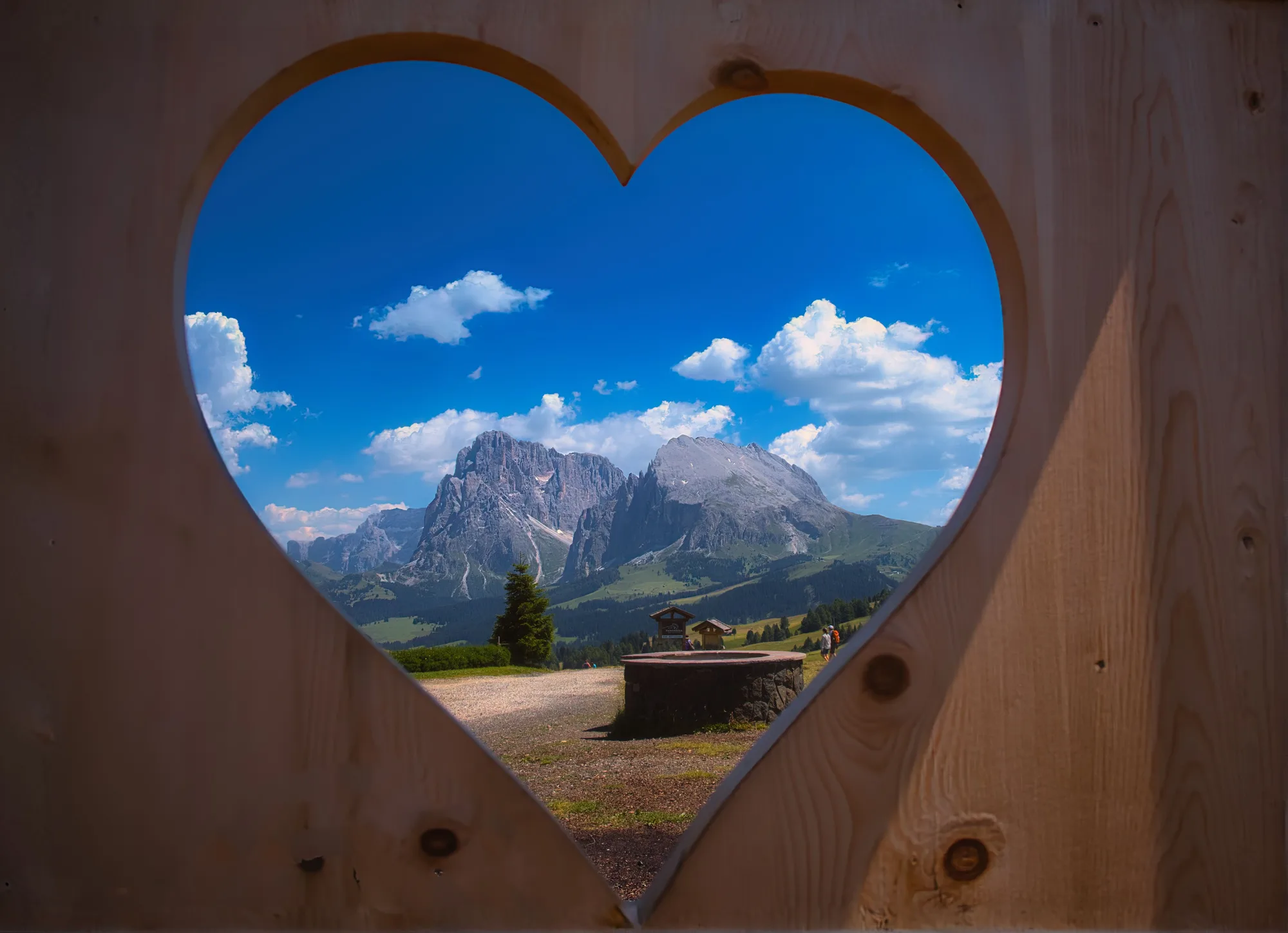 Le Dolomiti inquadrate da una finestra a forma di cuore, a Siusi