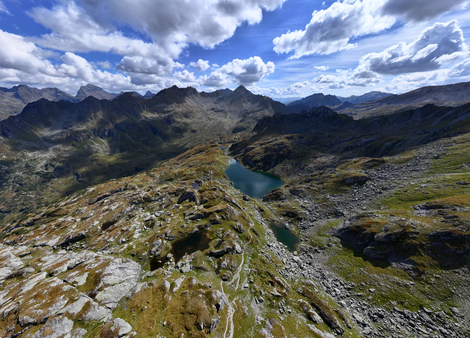 Veduta aerea di montagne e laghi