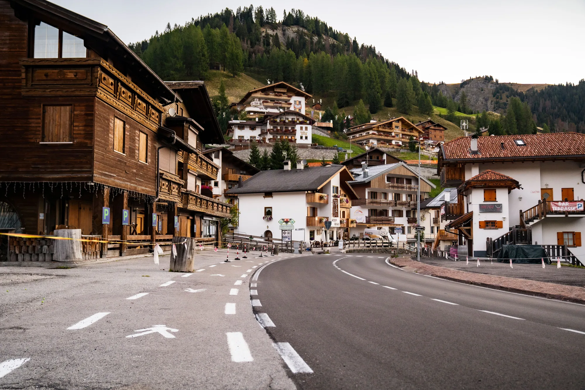 Una via di un paese di montagna con gli edifici in legno