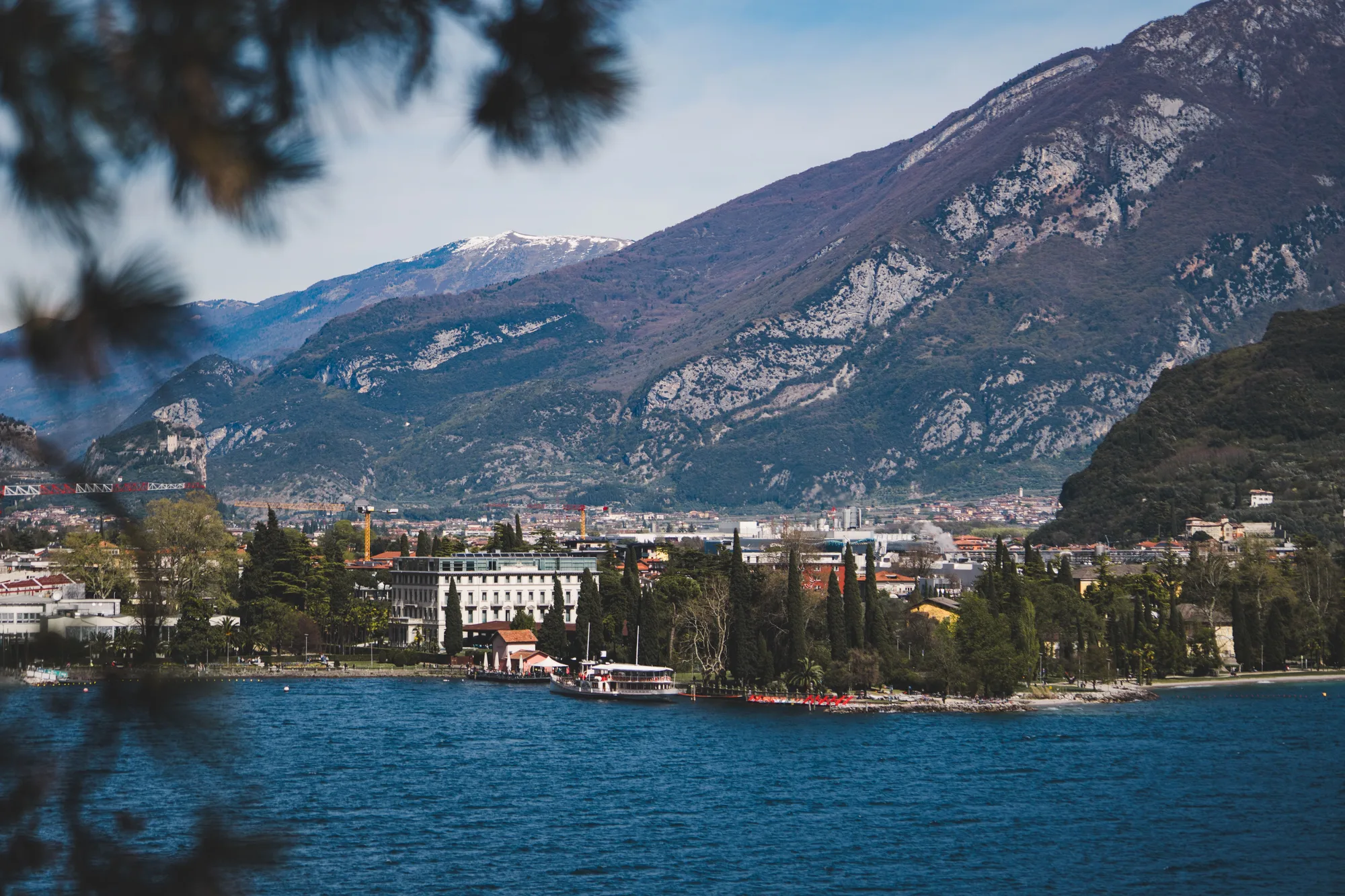 Il lago di Garda fra le montagne e il verde, nel Nord Italia