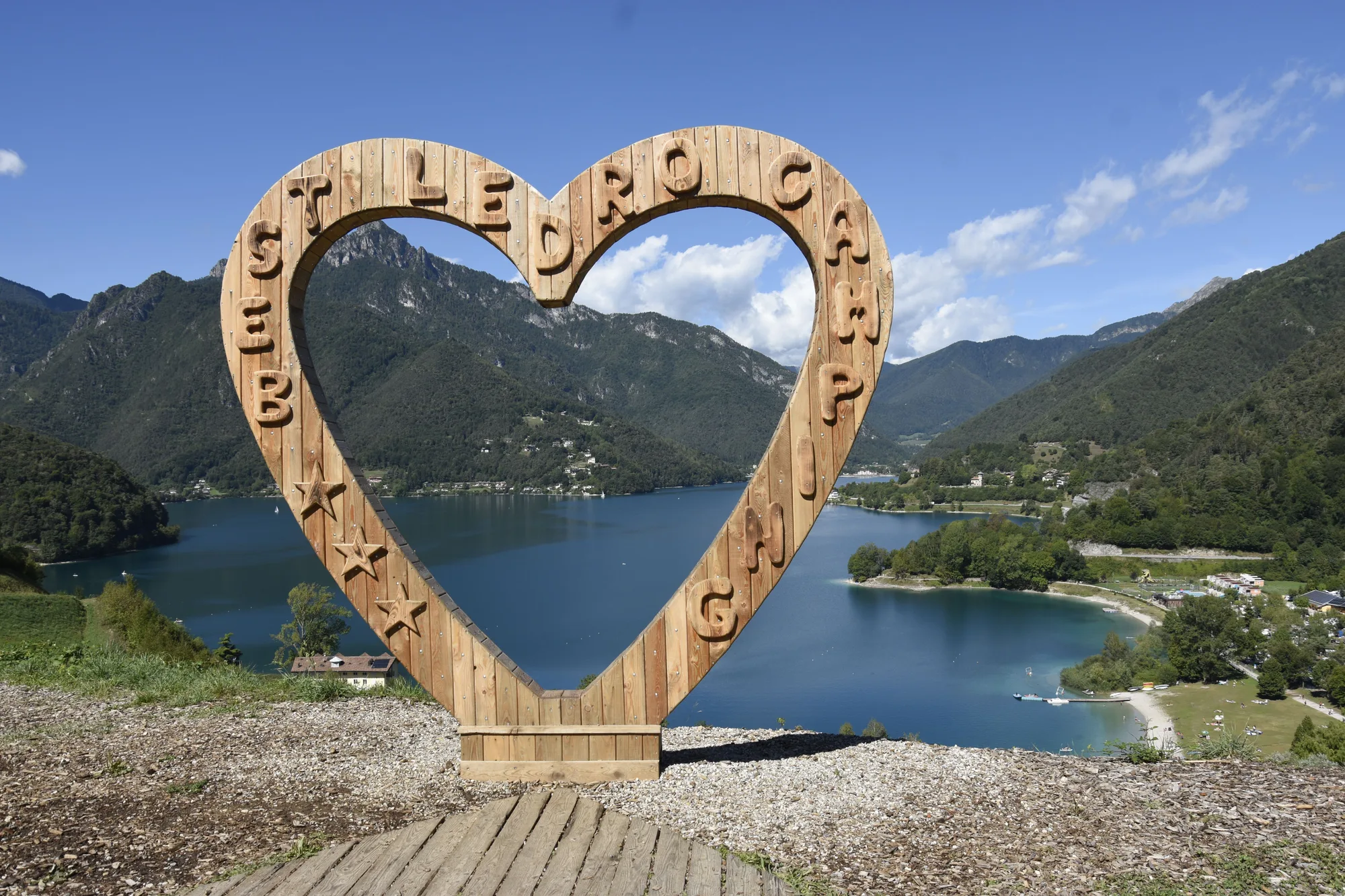 Il lago di Ledro inquadrato da una scultura di legno a forma di cuore