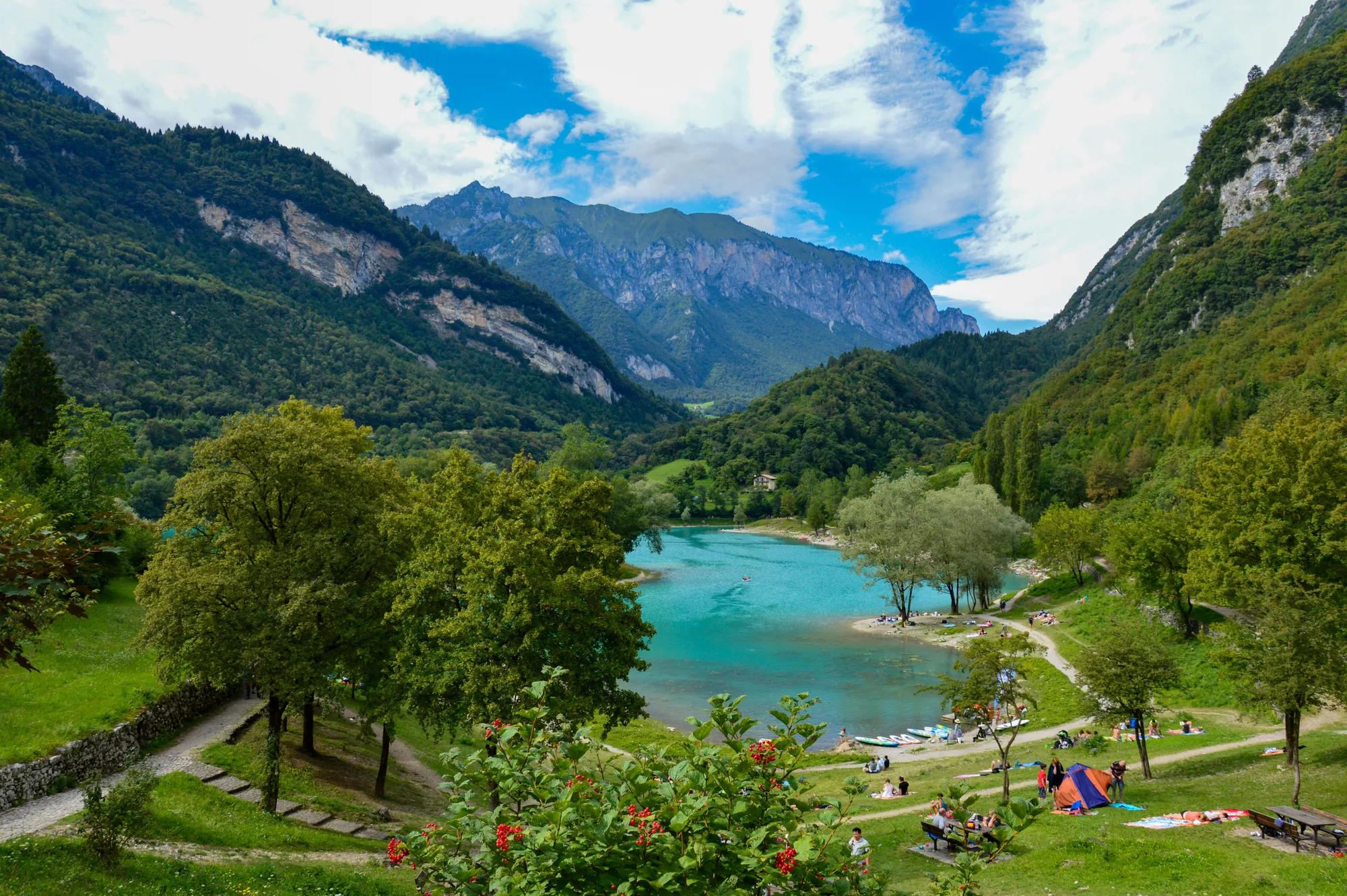 Il lago di Tenno d'estate, circondato dalle montagne