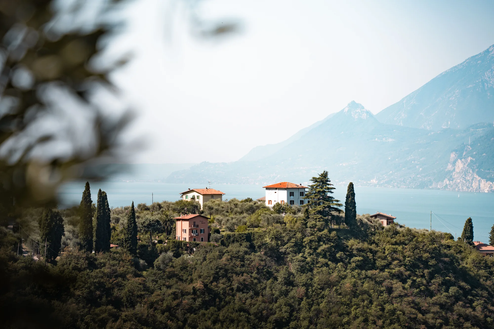 Ville sulla collina affacciate sul lago di Garda, a Malcesine