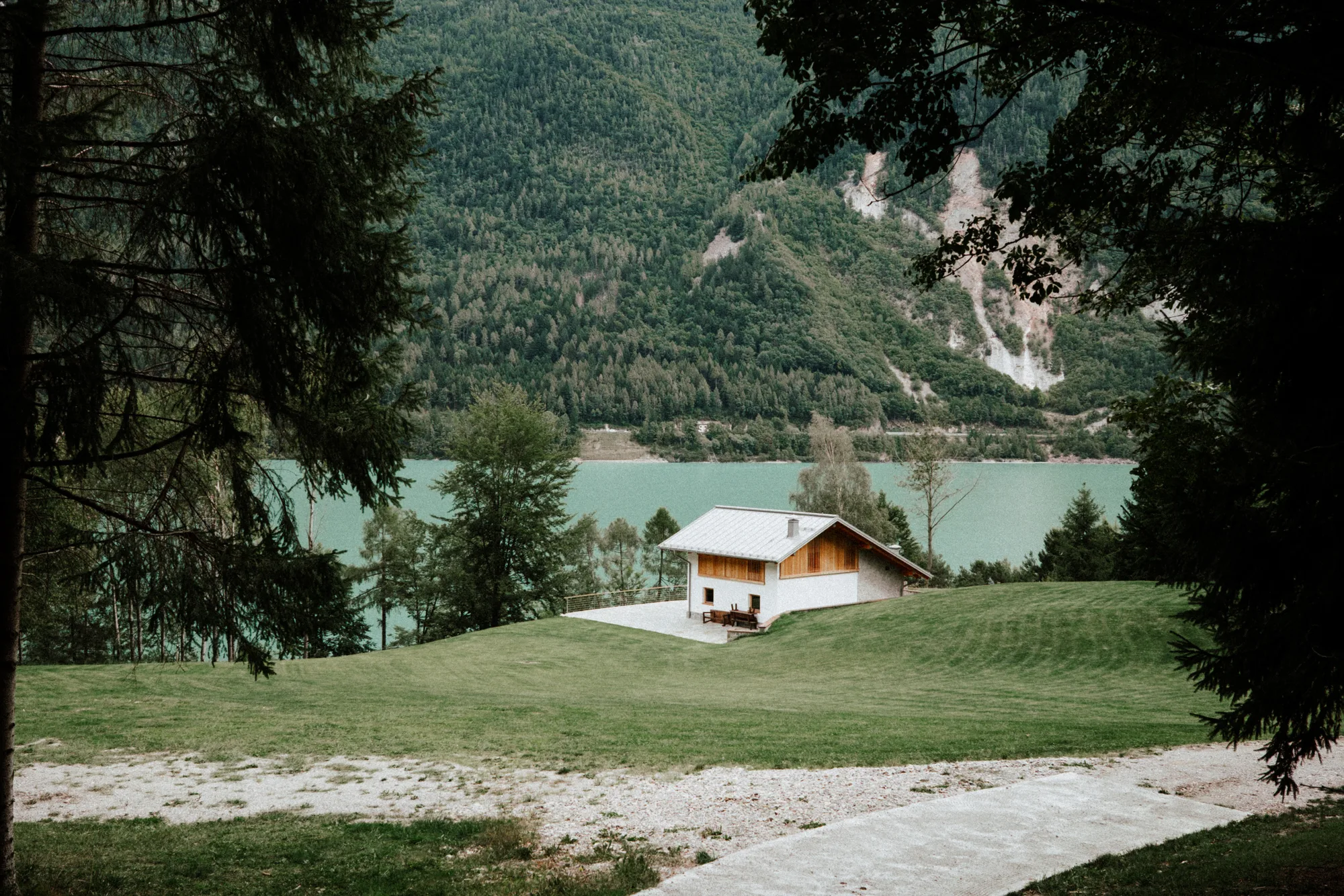 Una baita affacciata sul lago di Molveno e sul bosco
