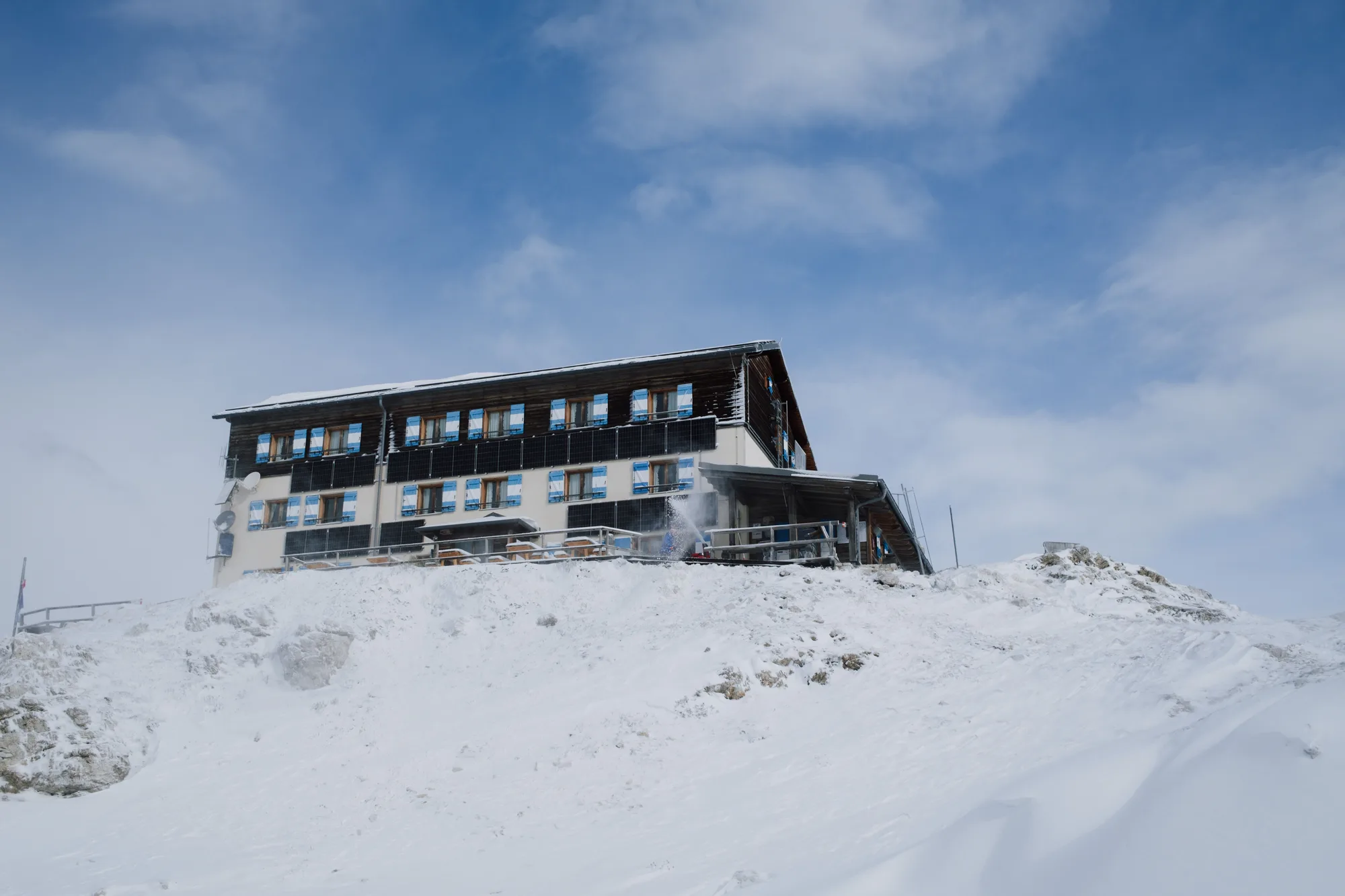 Un rifugio fra le cime innevate di San Martino di Castrozza