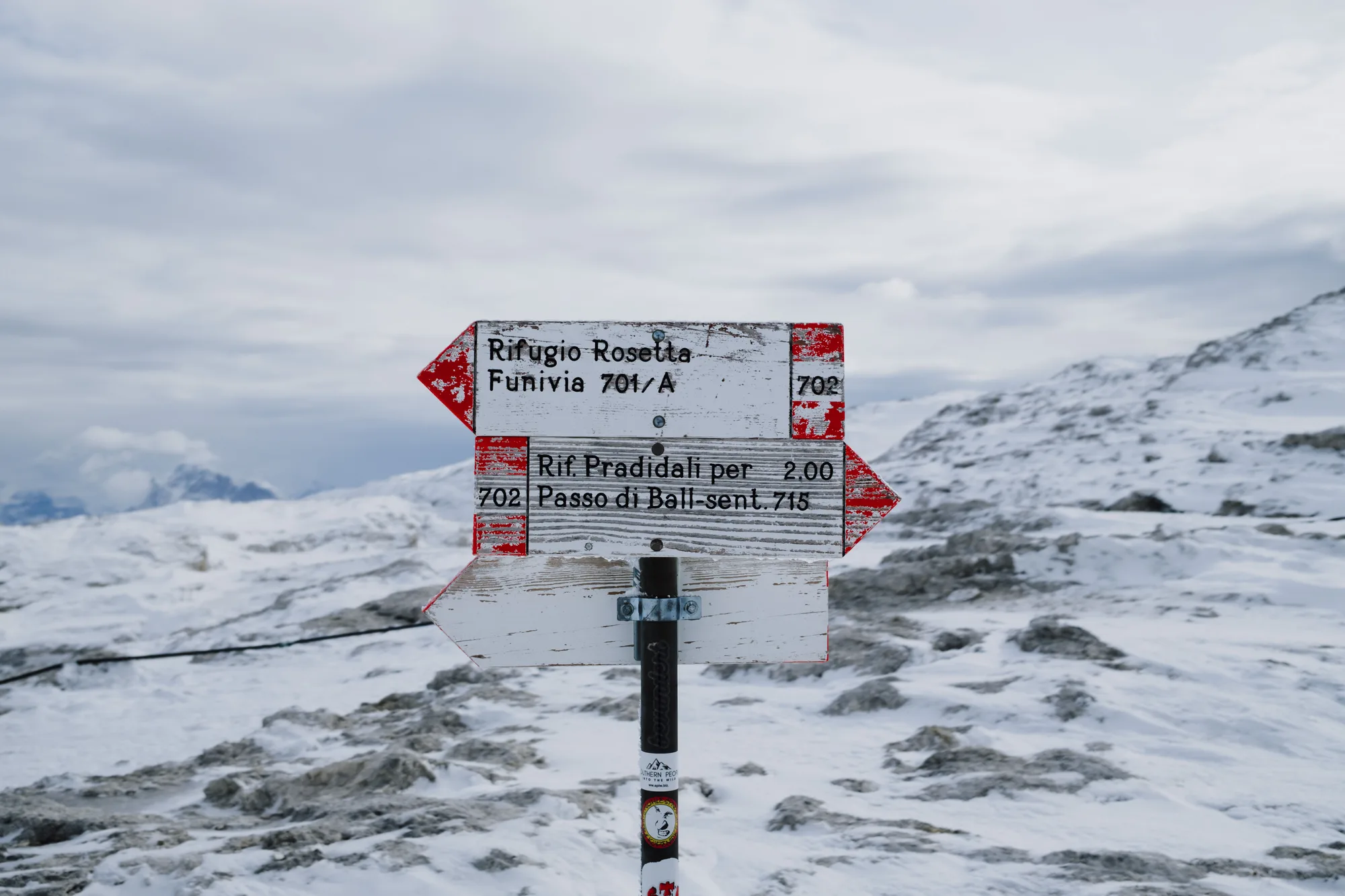 Un cartello di sentiero sotto la neve, a San Martino di Castrozza