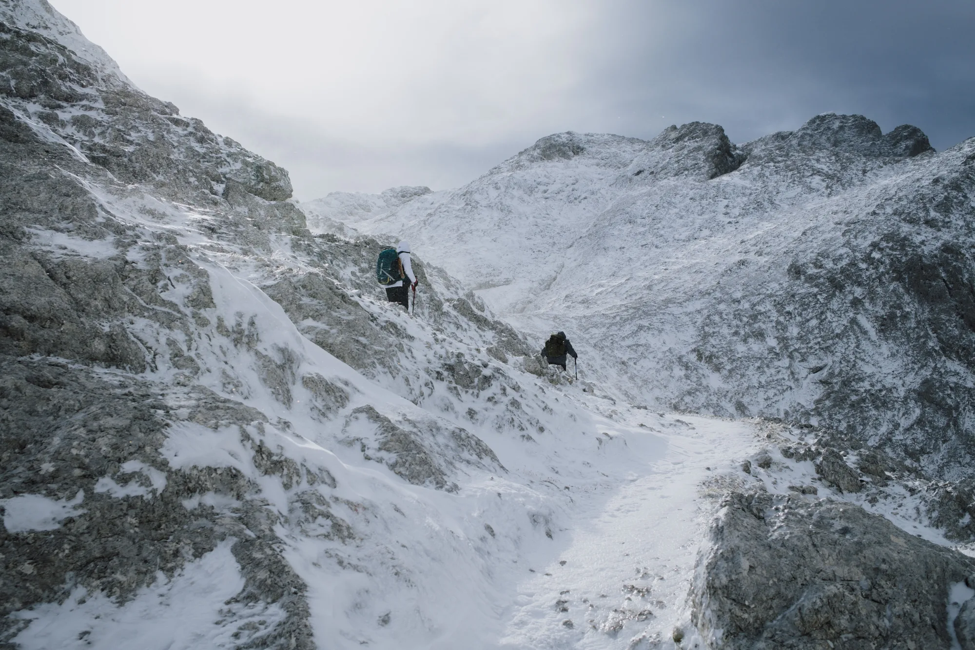 Escursionisti su un sentiero innevato a San Martino di Castrozza