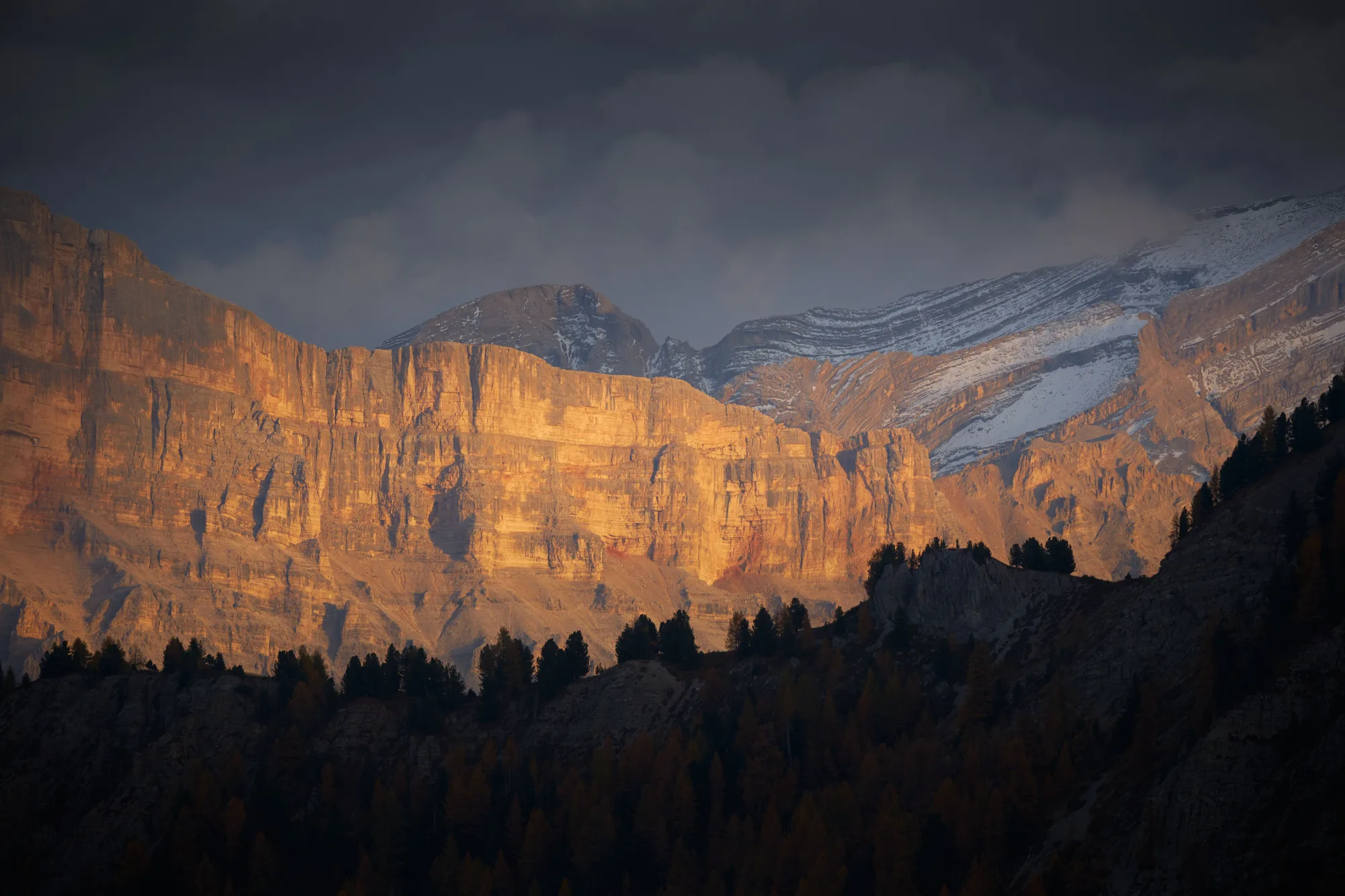Pareti innevate illuminate dal sole al tramonto