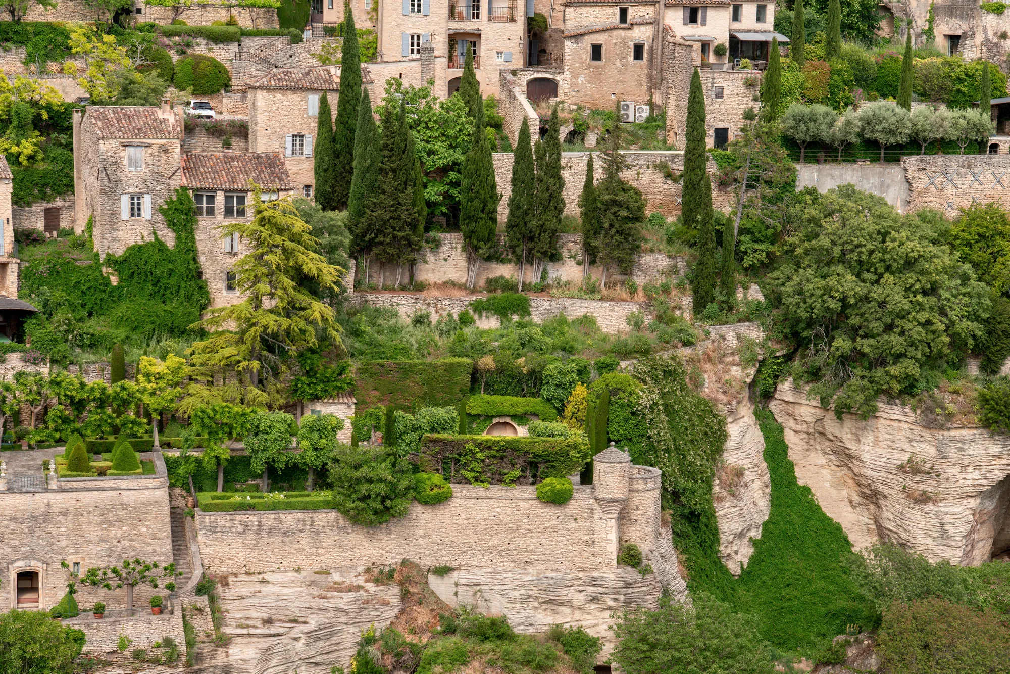 Un paese di pietra fra il verde, appoggiato al fianco della collina