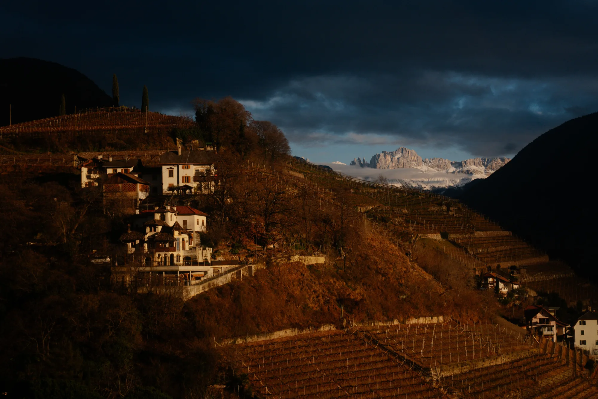Un paese in collina con le montagne al crepuscolo