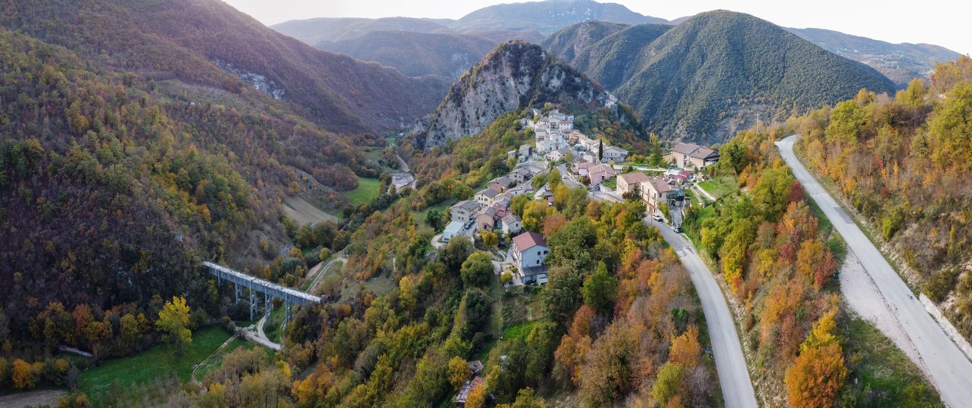Un piccolo abitato isolato in cima a una collina, all'inizio dell'autunno