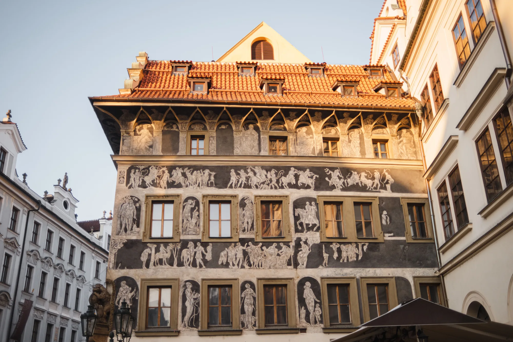Un palazzo antico con gli ornamenti in stucco, nel quartiere storico