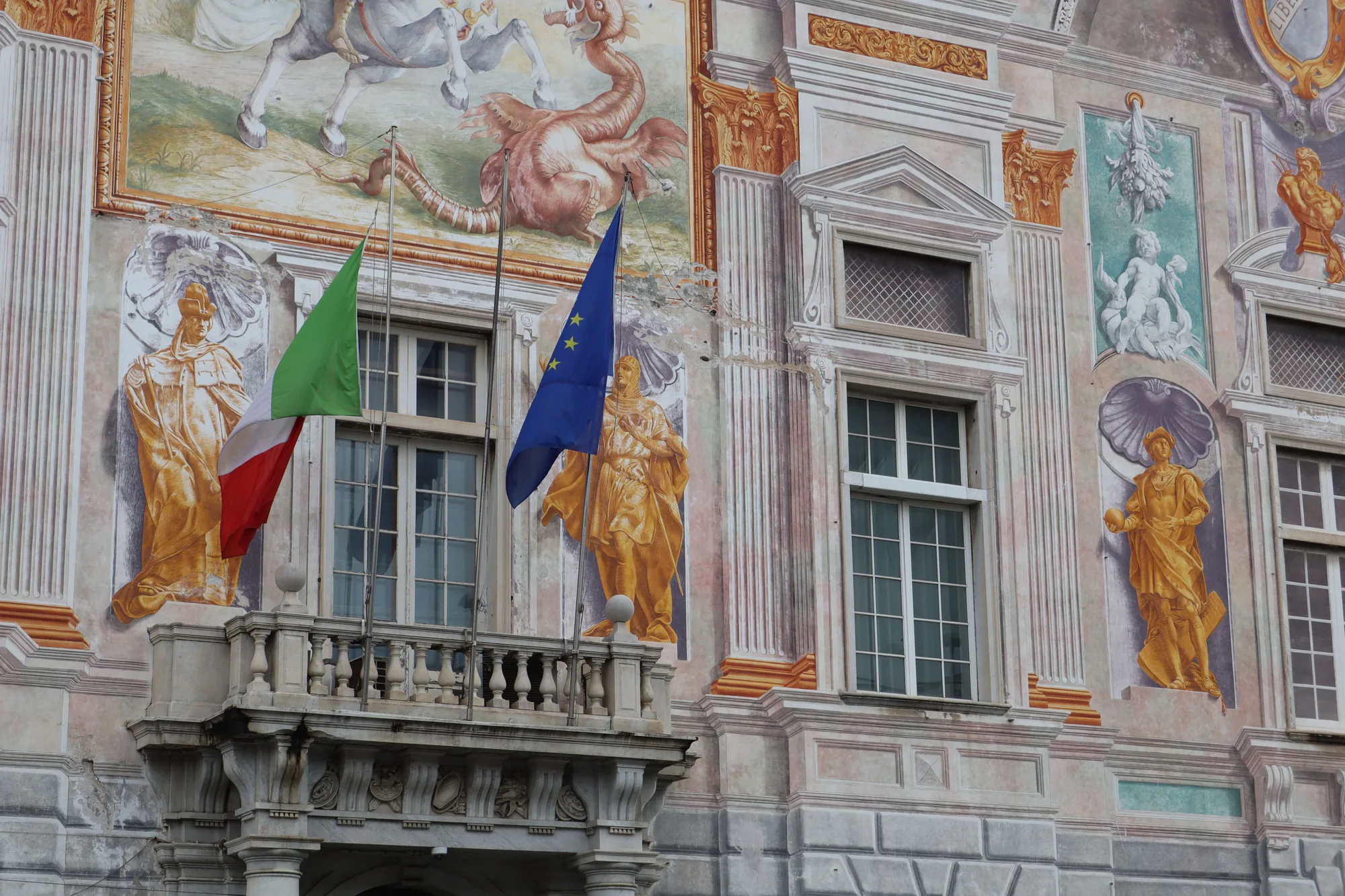 Affreschi e stemmi sulla facciata di un edificio barocco italiano