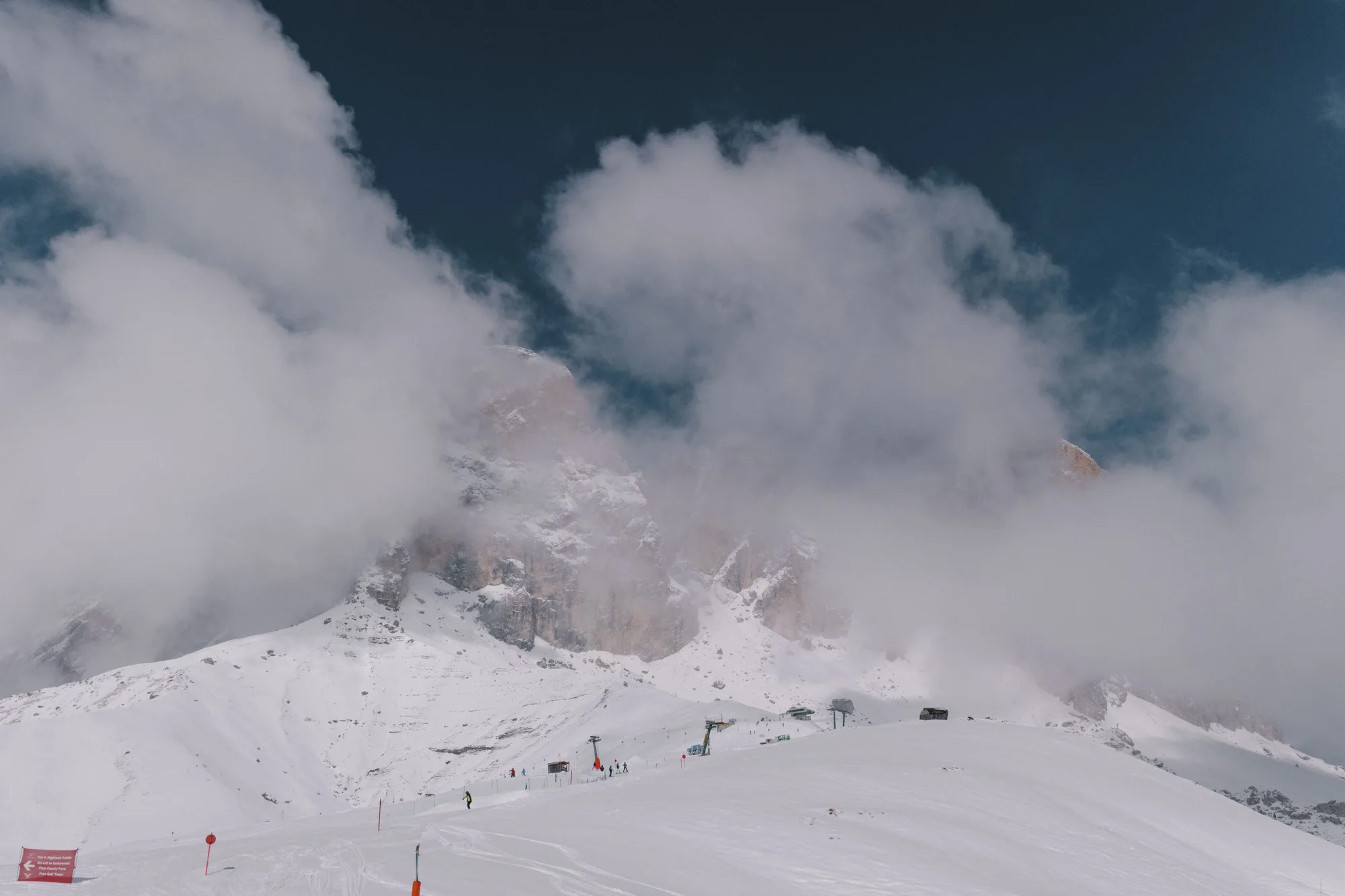 Montagne innevate e nuvole a Campitello di Fassa