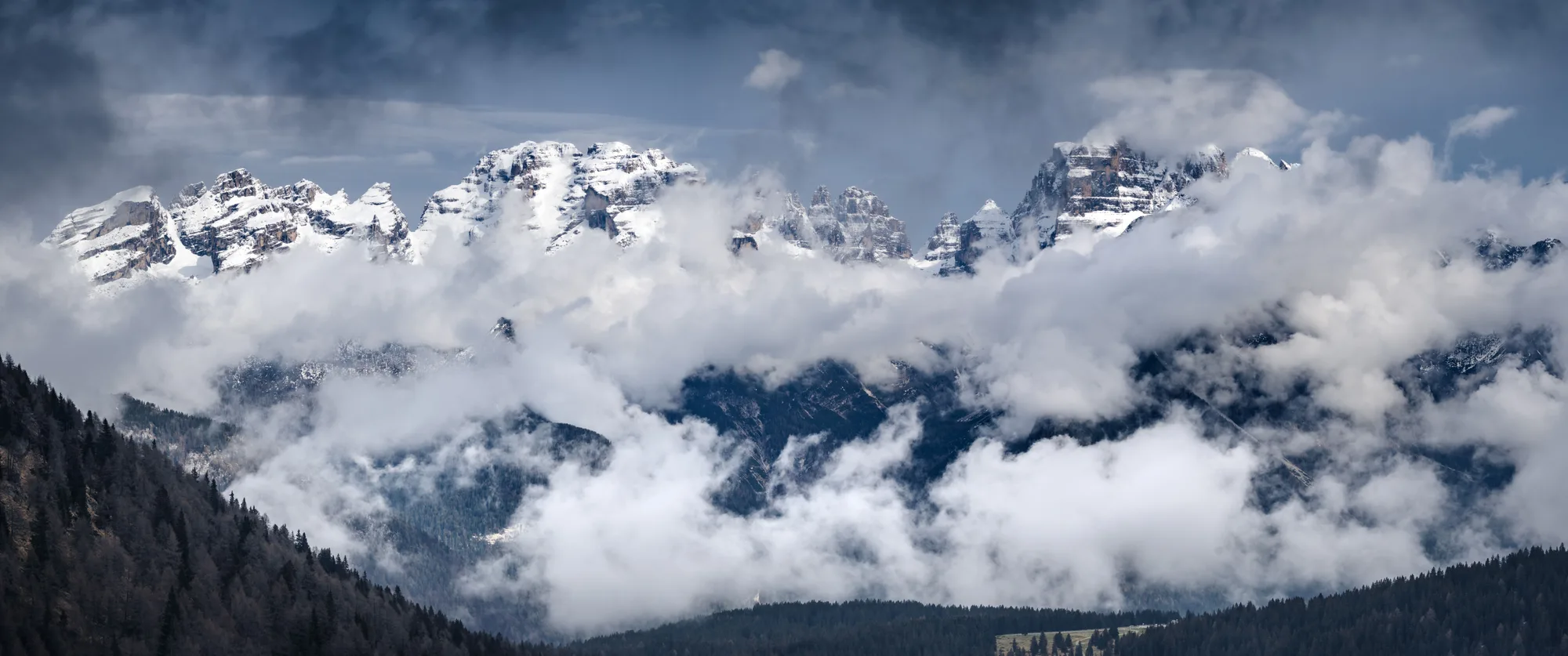 Le Dolomiti di Brenta avvolte dalle nuvole, sopra Madonna di Campiglio